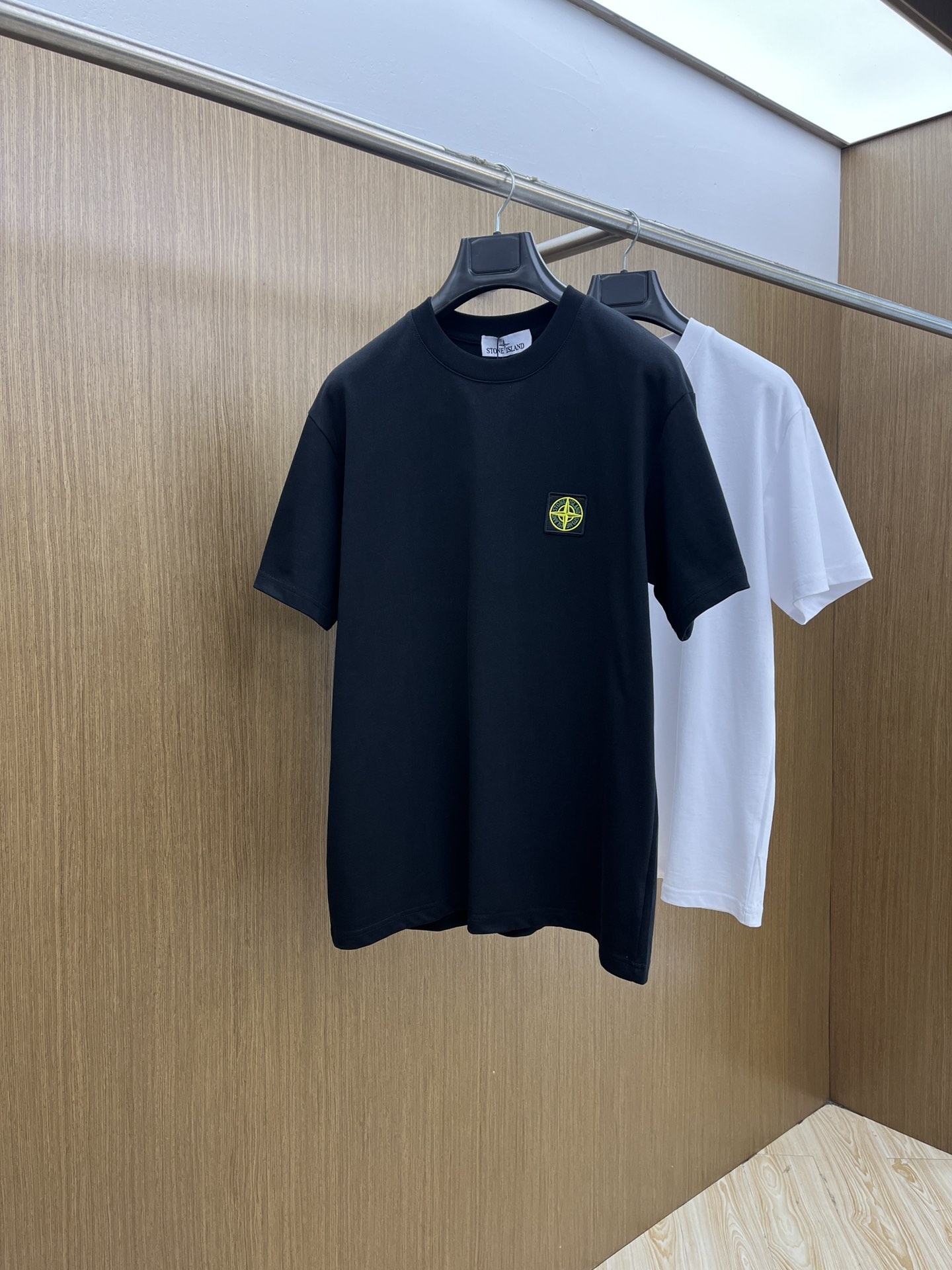 NO:447375,New Sto Spring and Summer New short-sleeved round-neck T-shirt for men and women, with a very high-end style, logo printing craftsmanship design!  Custom made cotton fabric!  A simple and high-end fashion item, a fashion product with very high-end outfit charm, a must-have for fashion trends!  Fzg three standards are complete!  !  Color picture color Size S M L XL Loose style, T-shirt,tees, t-shirt,alexander wang19860909新品 Sto 春夏新款男女同款短袖圆领T恤,极具个性高级风,标志logo印花工艺设计！定制纯棉面料！一款简约高级的时尚单品,穿搭魅力十分高级不俗的时尚产物 ,时尚潮流必备单品！fzg三标齐全！！ 颜色图片颜色 尺码S M L XL 宽松版型,,T-shirt,tees，t-shirt,alexander wang,Men's clothing