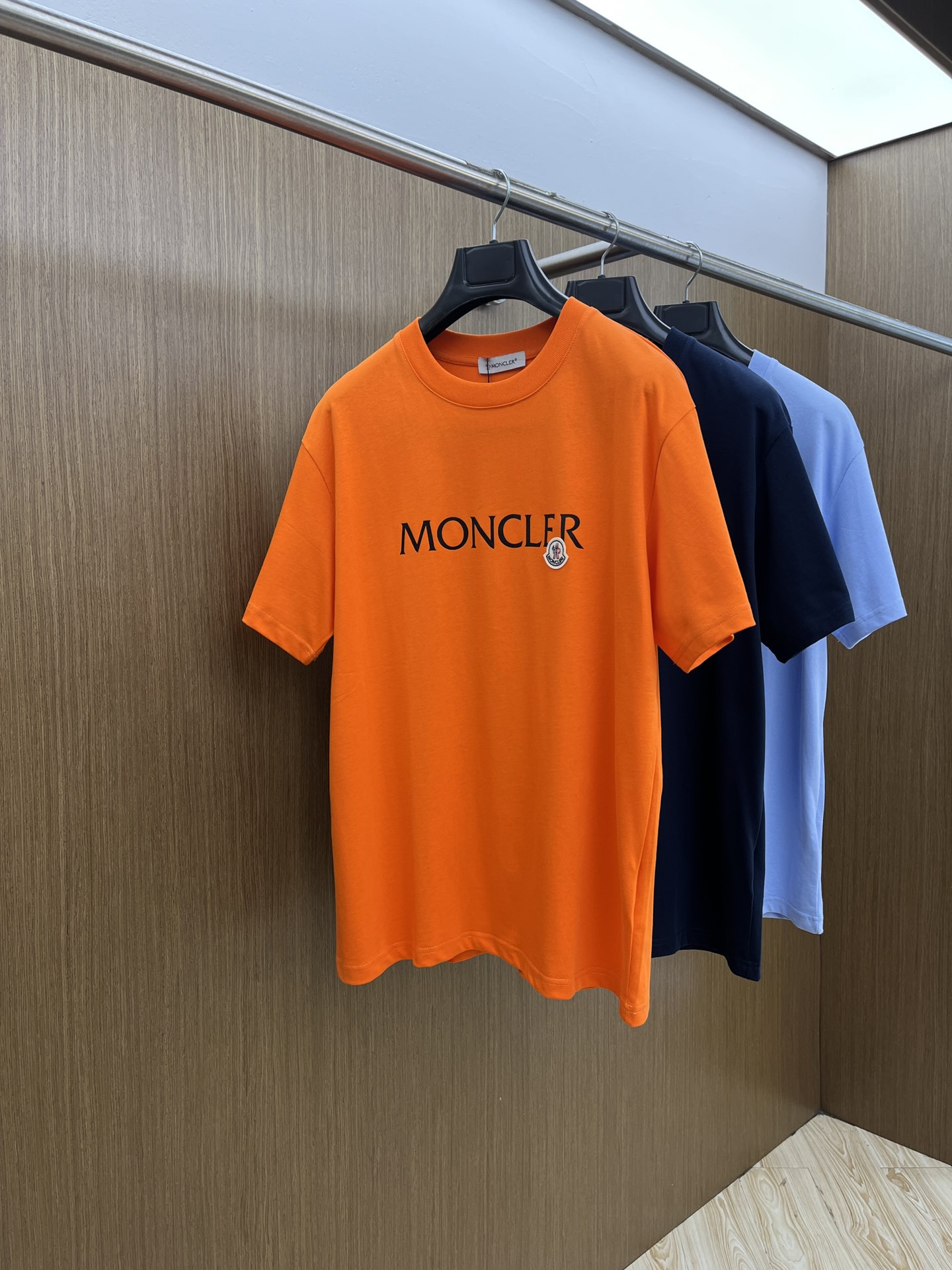 NO:447380,New product Mon Spring and summer new short-sleeved round-neck T-shirt for men and women, with a very high-end style, logo printing craftsmanship design!  Custom made cotton fabric!  A simple and high-end fashion item, a fashion product with very high-end outfit charm, a must-have for fashion trends!  Fzg three standards are complete!  !  Color picture color Size S M L XL Loose style, T-shirt,tees, t-shirt,alexander wang19860909新品 Mon 春夏新款男女同款短袖圆领T恤,极具个性高级风,标志logo印花工艺设计！定制纯棉面料！一款简约高级的时尚单品,穿搭魅力十分高级不俗的时尚产物 ,时尚潮流必备单品！fzg三标齐全！！ 颜色图片颜色 尺码S M L XL 宽松版型,,T-shirt,tees，t-shirt,alexander wang,Men's clothing