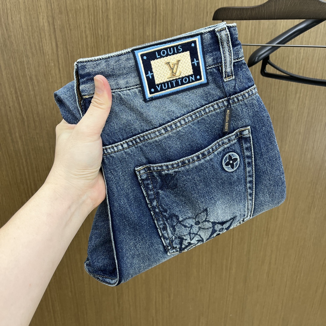 NO:502417,New products LV high-end customization, the latest jeans in early spring 2025, are released simultaneously on the counter, original custom reproduction, customer-supplied hardware and accessories, original quality, imported denim fabric heavy-duty washing, boutique leather brand, fine workmanship wiring, excellent upper body!  FAM preferred single product number 30-38 no 35.37, louis vuitton, jeans, alexander wang19860909新品 LV 高端定制、2025早春最新款牛仔裤 柜台同步发售 原版定制复刻 客供五金辅料 原单品质 进口牛仔面料重工洗水 精品皮牌 做工走线精细 上身绝佳！fam优选单品 码数30-38无35.37,,louis vuitton,jeans,alexander wang,Men's clothing