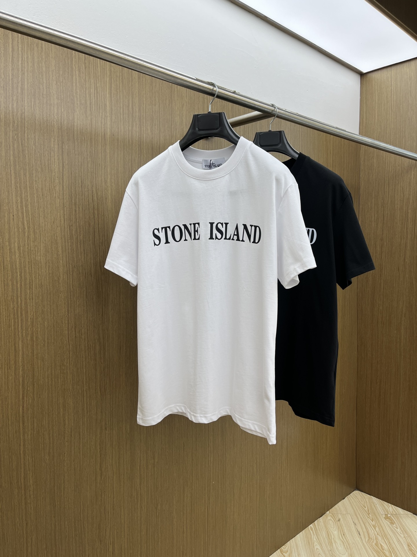 NO:518103,New STO Spring and summer new short-sleeved round-neck T-shirt for men and women, with a very high-end style, logo printing craftsmanship design!  Custom made cotton fabric!  A simple and high-end fashion item, a fashion product with very high-end outfit charm, a must-have for fashion trends!  Fzg three standards are complete!  !  Color picture color Size S M L XL Loose style, T-shirt,tees, t-shirt,alexander wang19860909新品 STO 春夏新款男女同款短袖圆领T恤,极具个性高级风,标志logo印花工艺设计！定制纯棉面料！一款简约高级的时尚单品,穿搭魅力十分高级不俗的时尚产物 ,时尚潮流必备单品！fzg三标齐全！！ 颜色图片颜色 尺码S M L XL 宽松版型,,T-shirt,tees，t-shirt,alexander wang,Men's clothing