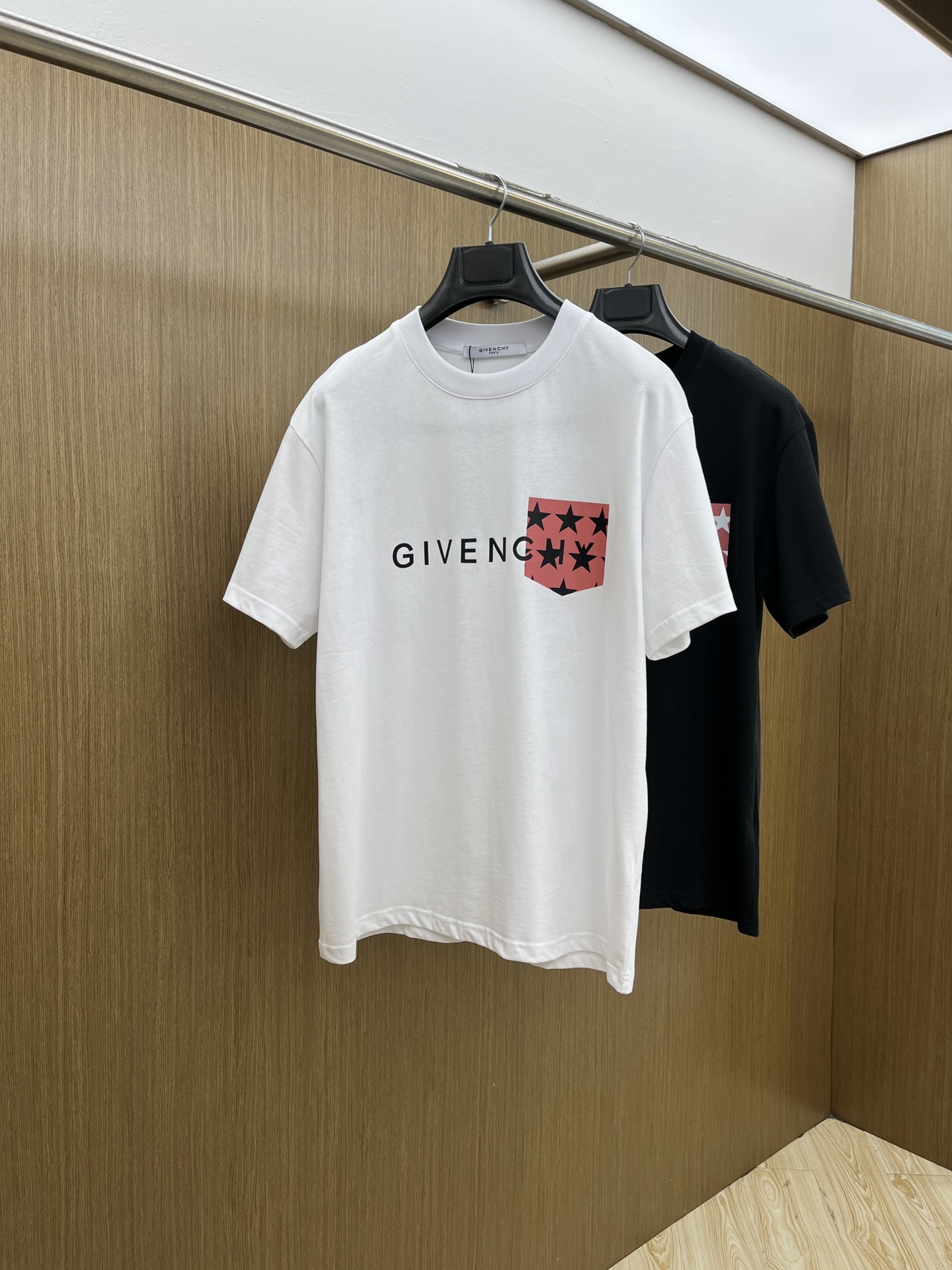 NO:518107,New GVC spring and summer new short-sleeved round-neck T-shirt for men and women, with a very high-end style, logo printing craftsmanship design!  Custom made cotton fabric!  A simple and high-end fashion item, a fashion product with very high-end outfit charm, a must-have for fashion trends!  Fzg three standards are complete!  !  Color picture color Size S M L XL Loose style, T-shirt,tees, t-shirt,alexander wang19860909新品 GVC 春夏新款男女同款短袖圆领T恤,极具个性高级风,标志logo印花工艺设计！定制纯棉面料！一款简约高级的时尚单品,穿搭魅力十分高级不俗的时尚产物 ,时尚潮流必备单品！fzg三标齐全！！ 颜色图片颜色 尺码S M L XL 宽松版型,,T-shirt,tees，t-shirt,alexander wang,Men's clothing