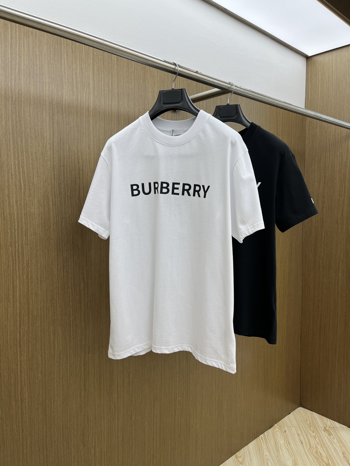 NO:518109,New product BBR Spring and summer new short-sleeved round-neck T-shirt for men and women, with a very high-end style, logo printing craftsmanship design!  Custom made cotton fabric!  A simple and high-end fashion item, a fashion product with very high-end outfit charm, a must-have for fashion trends!  Fzg three standards are complete!  !  Color picture color Size S M L XL Loose style, T-shirt,tees, t-shirt,alexander wang19860909新品 BBR 春夏新款男女同款短袖圆领T恤,极具个性高级风,标志logo印花工艺设计！定制纯棉面料！一款简约高级的时尚单品,穿搭魅力十分高级不俗的时尚产物 ,时尚潮流必备单品！fzg三标齐全！！ 颜色图片颜色 尺码S M L XL 宽松版型,,T-shirt,tees，t-shirt,alexander wang,Men's clothing