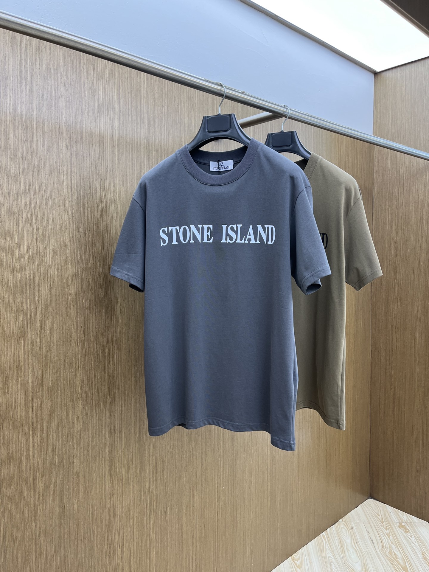 NO:518111,New STO Spring and summer new short-sleeved round-neck T-shirt for men and women, with a very high-end style, logo printing craftsmanship design!  Custom made cotton fabric!  A simple and high-end fashion item, a fashion product with very high-end outfit charm, a must-have for fashion trends!  Fzg three standards are complete!  !  Color picture color Size S M L XL Loose style, T-shirt,tees, t-shirt,alexander wang19860909新品 STO 春夏新款男女同款短袖圆领T恤,极具个性高级风,标志logo印花工艺设计！定制纯棉面料！一款简约高级的时尚单品,穿搭魅力十分高级不俗的时尚产物 ,时尚潮流必备单品！fzg三标齐全！！ 颜色图片颜色 尺码S M L XL 宽松版型,,T-shirt,tees，t-shirt,alexander wang,Men's clothing