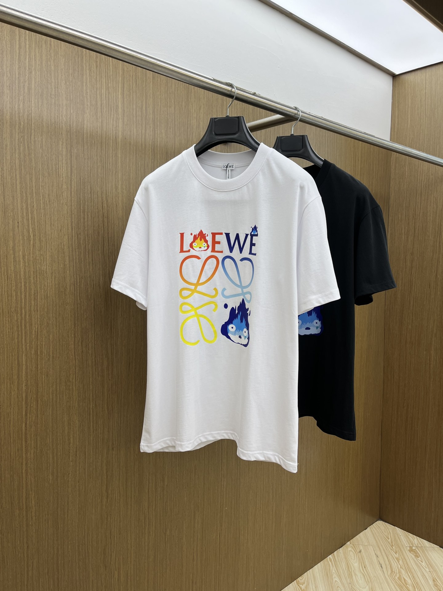 NO:518113,New product LOE Spring and summer new short-sleeved round-neck T-shirt for men and women, with a very high-end style, logo printing craftsmanship design!  Custom made cotton fabric!  A simple and high-end fashion item, a fashion product with very high-end outfit charm, a must-have for fashion trends!  Fzg three standards are complete!  !  Color picture color Size S M L XL Loose style, loewe, T-shirt,tees, t-shirt,alexander wang19860909新品 LOE 春夏新款男女同款短袖圆领T恤,极具个性高级风,标志logo印花工艺设计！定制纯棉面料！一款简约高级的时尚单品,穿搭魅力十分高级不俗的时尚产物 ,时尚潮流必备单品！fzg三标齐全！！ 颜色图片颜色 尺码S M L XL 宽松版型,,loewe,T-shirt,tees，t-shirt,alexander wang,Men's clothing