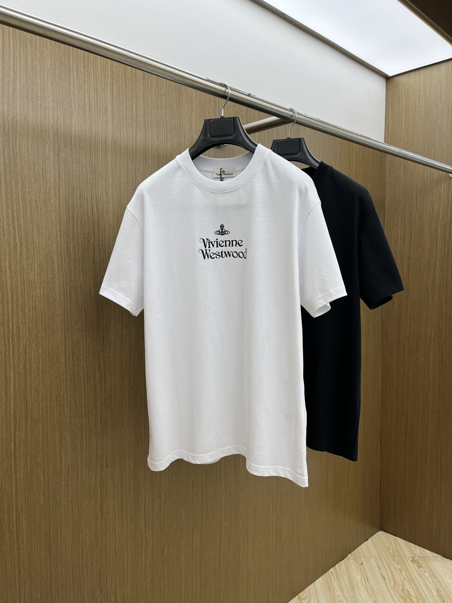 NO:484923,New VW Spring and summer new short-sleeved round-neck T-shirt for men and women, with a very high-end style, logo printing craftsmanship design!  Custom made cotton fabric!  A simple and high-end fashion item, a fashion product with very high-end outfit charm, a must-have for fashion trends!  Fzg three standards are complete!  !  Color picture color Size S M L XL Loose style, T-shirt,tees, t-shirt,alexander wang19860909新品 VW 春夏新款男女同款短袖圆领T恤,极具个性高级风,标志logo印花工艺设计！定制纯棉面料！一款简约高级的时尚单品,穿搭魅力十分高级不俗的时尚产物 ,时尚潮流必备单品！fzg三标齐全！！ 颜色图片颜色 尺码S M L XL 宽松版型,,T-shirt,tees，t-shirt,alexander wang,Men's clothing