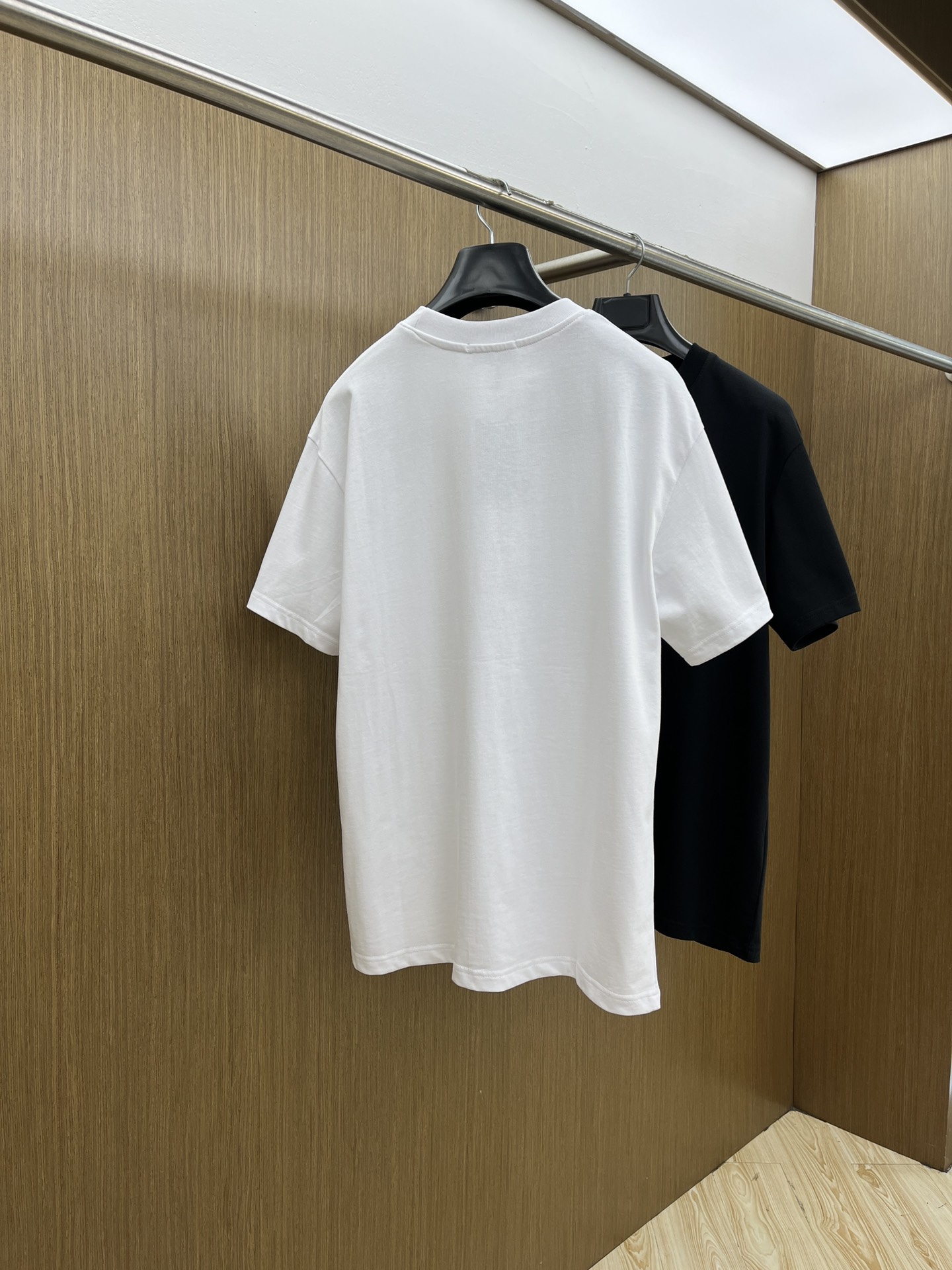 新品 VW 🔥🔥春夏新款男女同款👫短袖圆领T恤，极具个性高级风，标志logo印花工艺设计！定制纯棉面料！