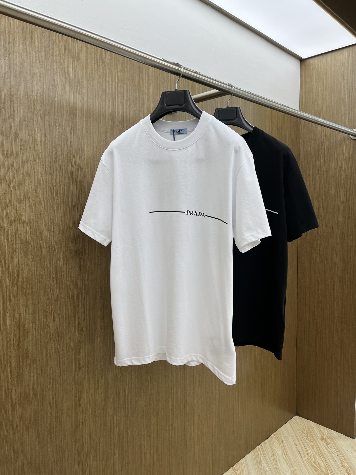 NO:484929,New product PD Spring and summer new short-sleeved round-neck T-shirt for men and women, with a very high-end style, logo printing craftsmanship design!  Custom made cotton fabric!  A simple and high-end fashion item, a fashion product with very high-end outfit charm, a must-have for fashion trends!  Fzg three standards are complete!  !  Color picture color Size S M L XL Loose style, T-shirt,tees, t-shirt,alexander wang19860909新品 PD 春夏新款男女同款短袖圆领T恤,极具个性高级风,标志logo印花工艺设计！定制纯棉面料！一款简约高级的时尚单品,穿搭魅力十分高级不俗的时尚产物 ,时尚潮流必备单品！fzg三标齐全！！ 颜色图片颜色 尺码S M L XL 宽松版型,,T-shirt,tees，t-shirt,alexander wang,Men's clothing