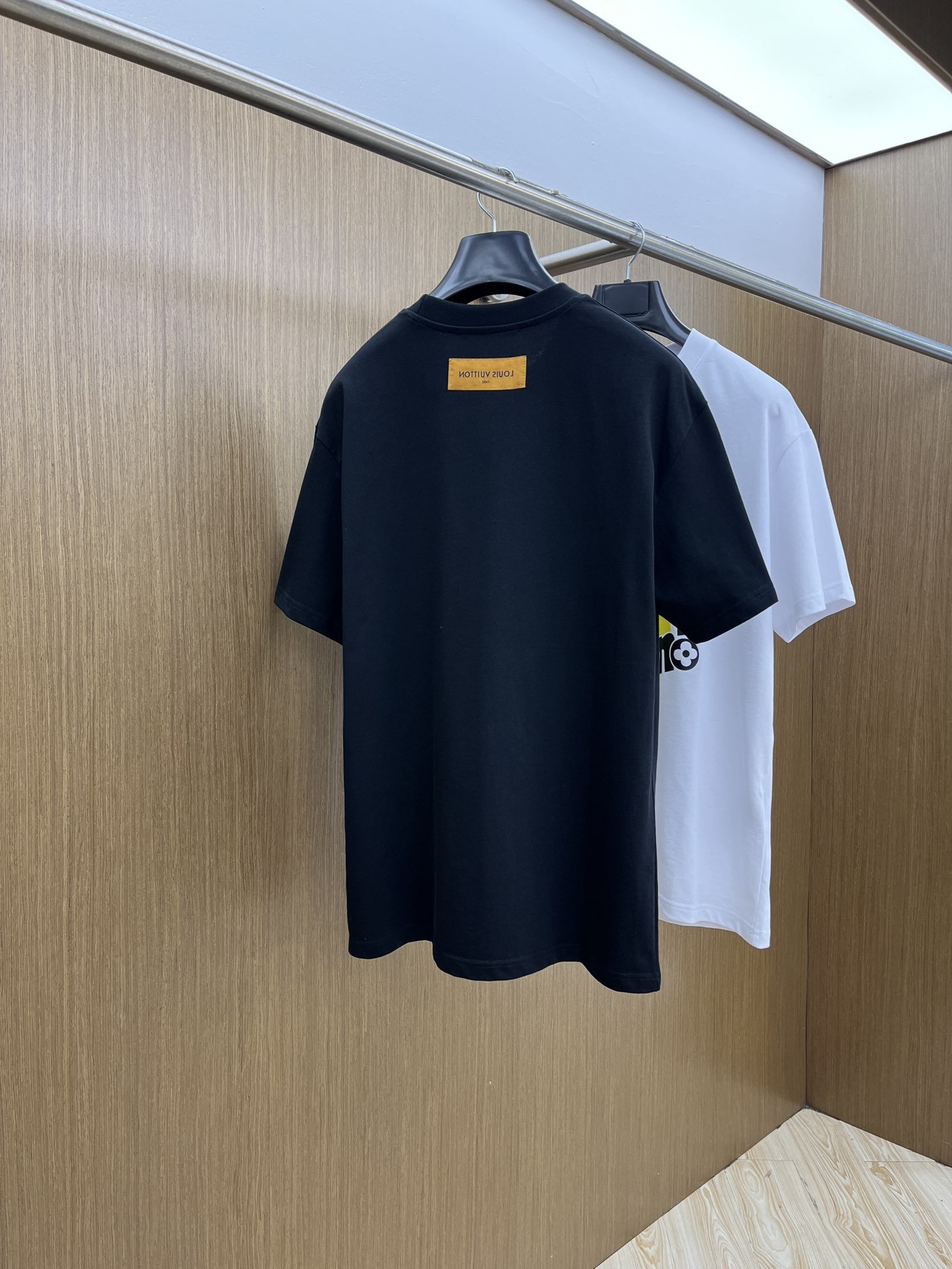 新品 LV 🔥🔥春夏新款男女同款👫短袖圆领T恤，极具个性高级风，标志logo印花工艺设计！定制纯棉面料！