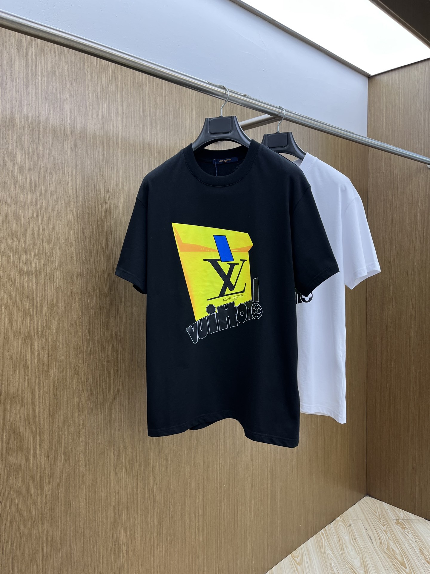 新品 LV 🔥🔥春夏新款男女同款👫短袖圆领T恤，极具个性高级风，标志logo印花工艺设计！定制纯棉面料！