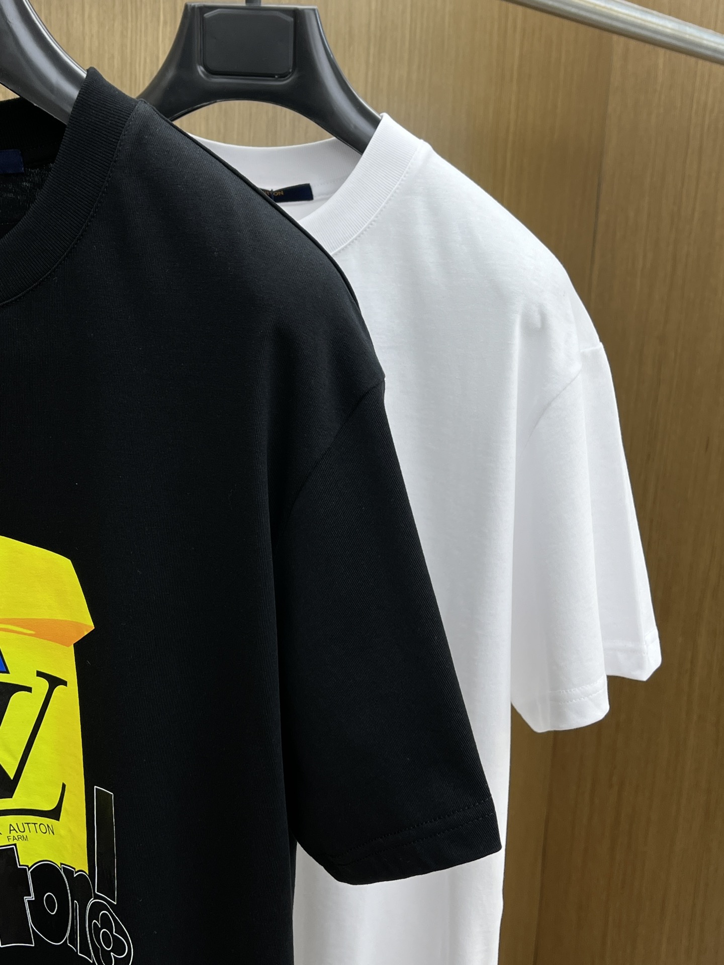 新品 LV 🔥🔥春夏新款男女同款👫短袖圆领T恤，极具个性高级风，标志logo印花工艺设计！定制纯棉面料！