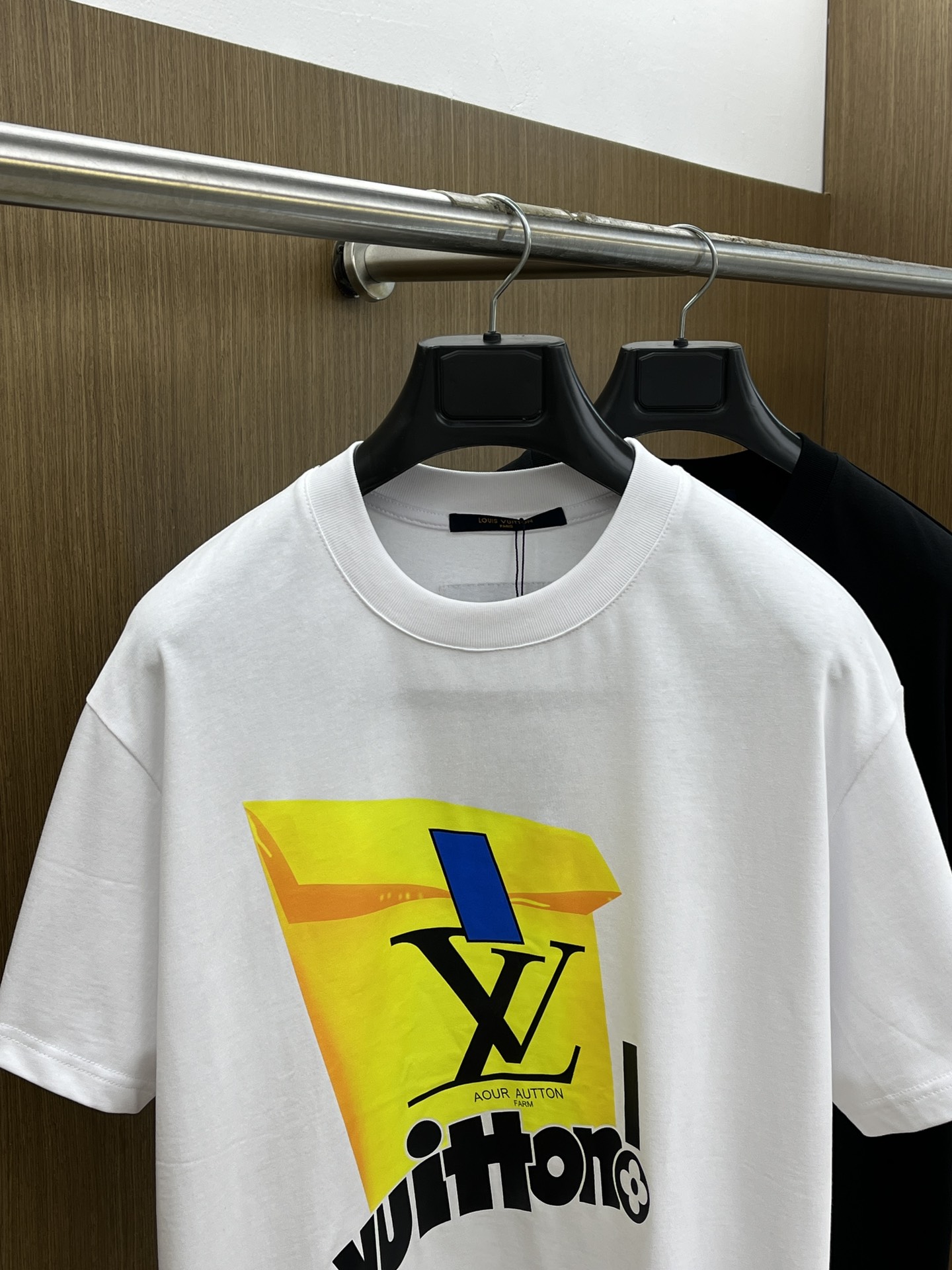 新品 LV 🔥🔥春夏新款男女同款👫短袖圆领T恤，极具个性高级风，标志logo印花工艺设计！定制纯棉面料！