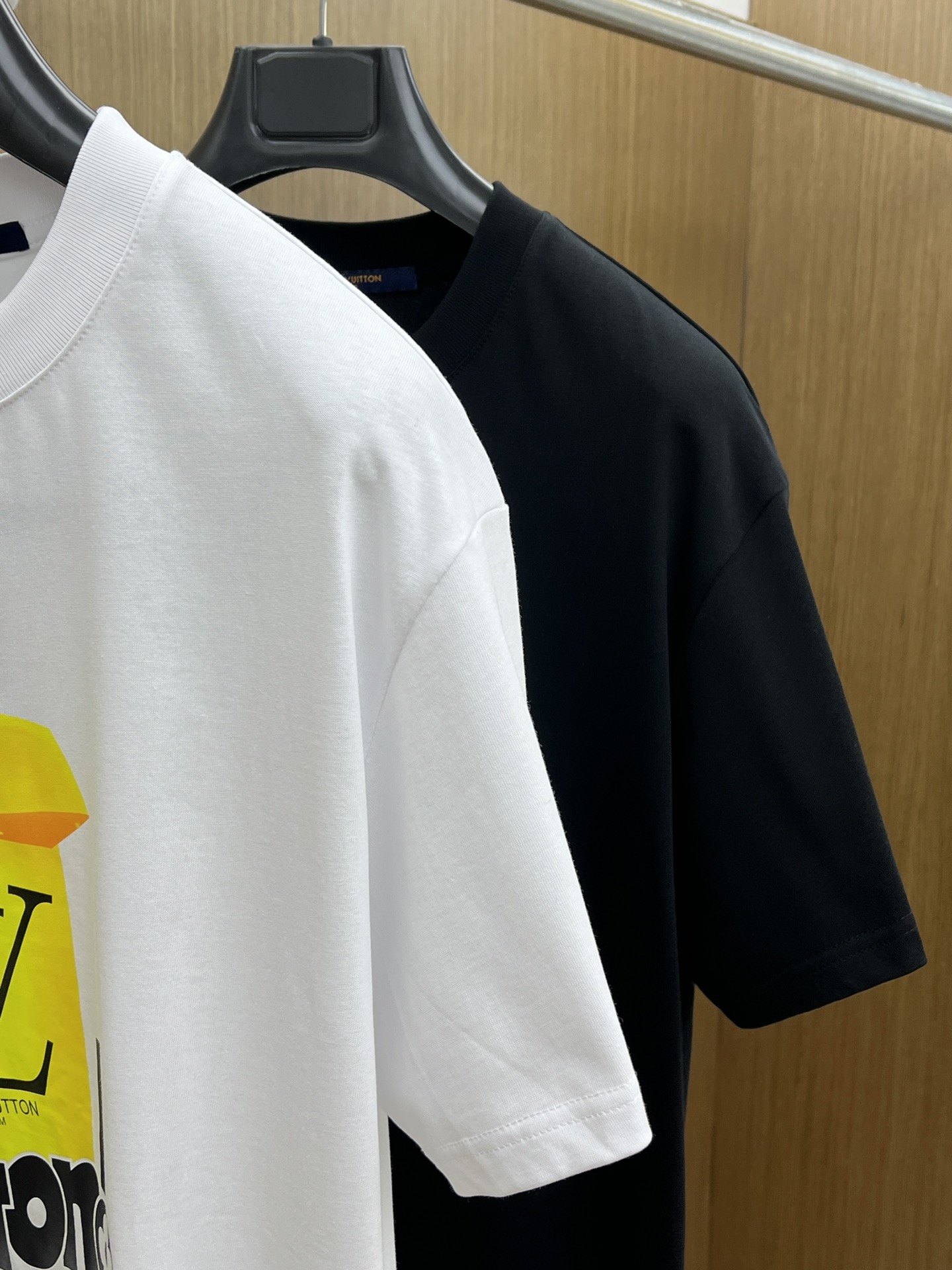 新品 LV 🔥🔥春夏新款男女同款👫短袖圆领T恤，极具个性高级风，标志logo印花工艺设计！定制纯棉面料！