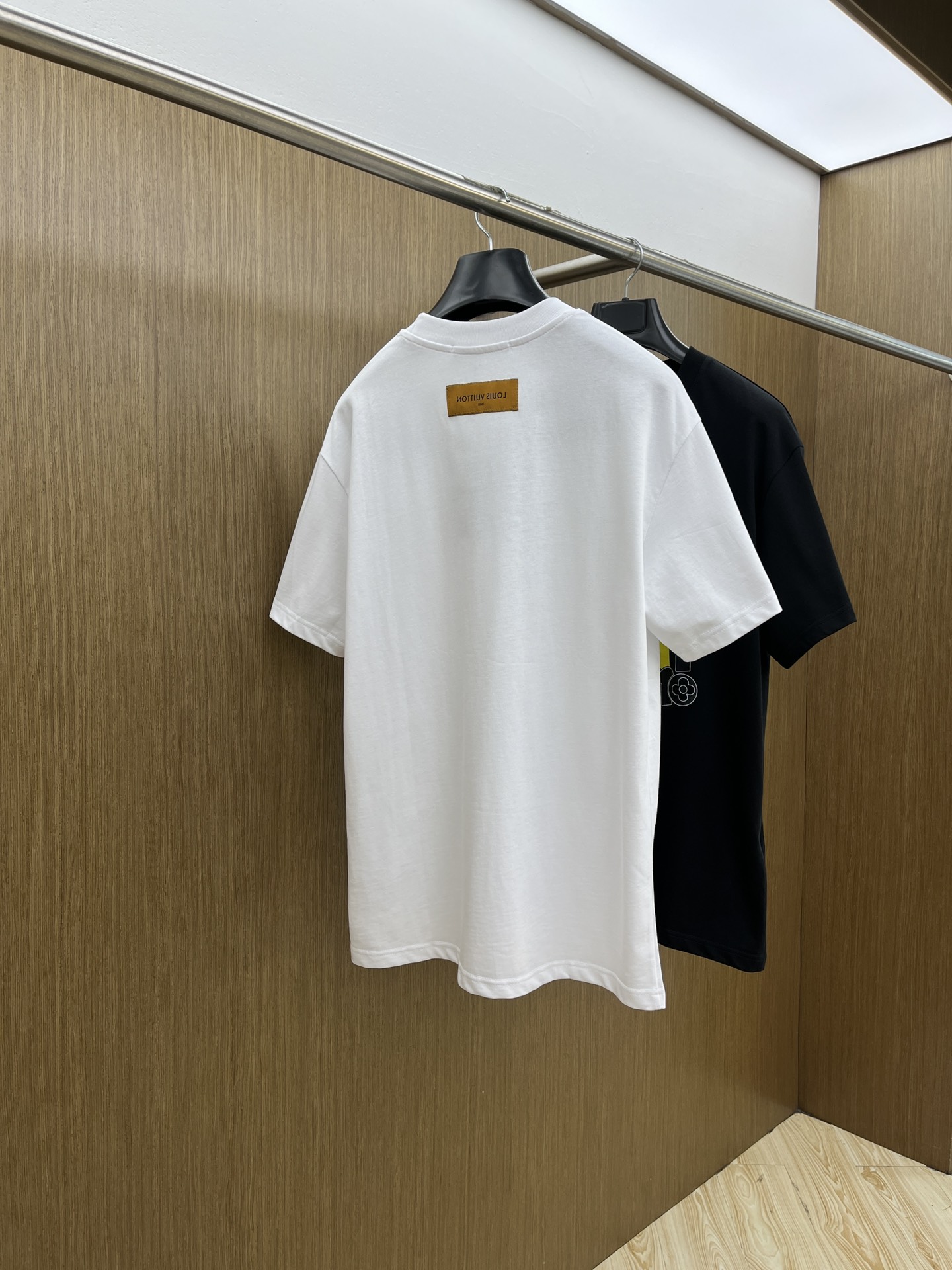 新品 LV 🔥🔥春夏新款男女同款👫短袖圆领T恤，极具个性高级风，标志logo印花工艺设计！定制纯棉面料！