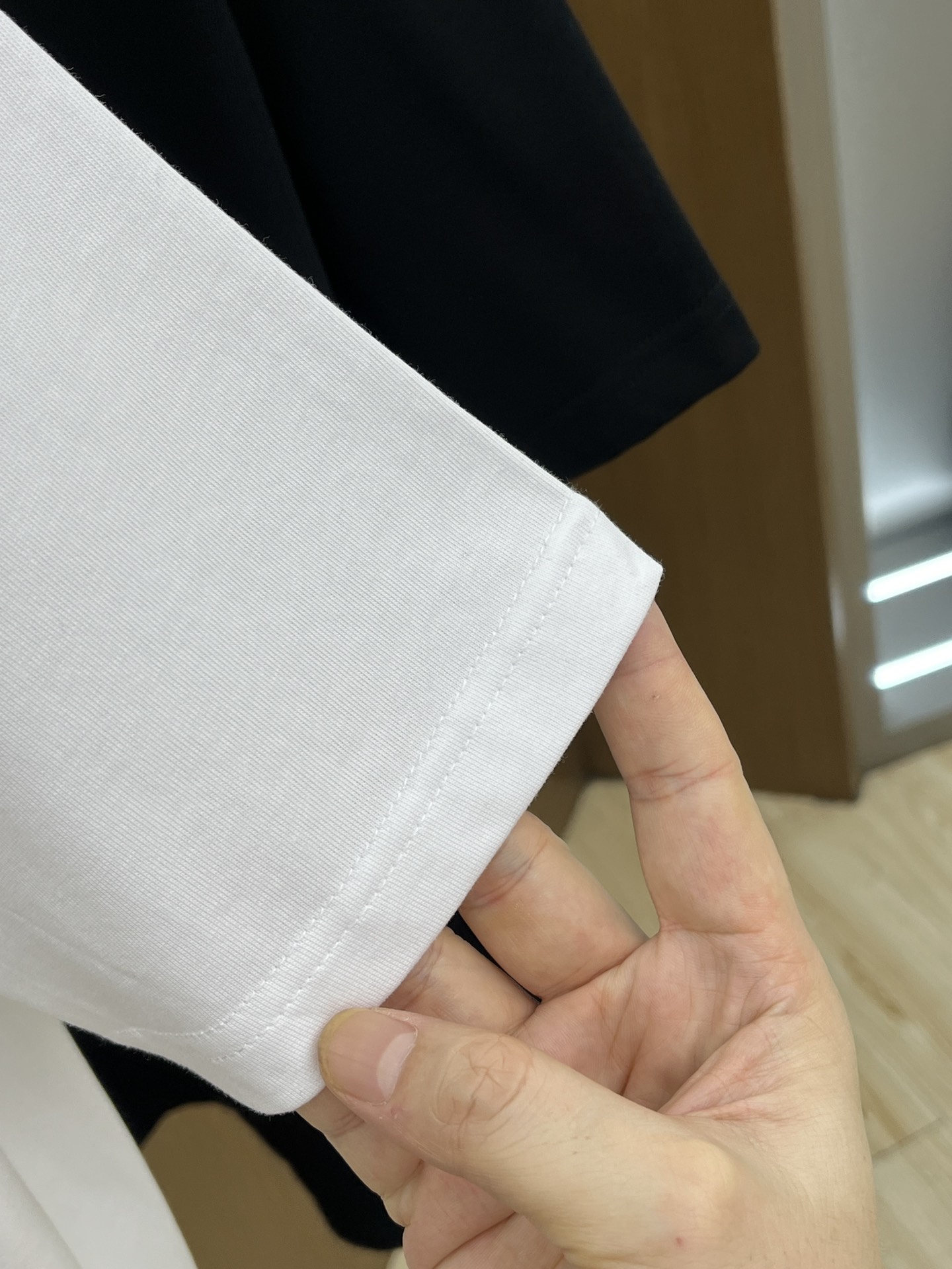 新品 LV 🔥🔥春夏新款男女同款👫短袖圆领T恤，极具个性高级风，标志logo印花工艺设计！定制纯棉面料！