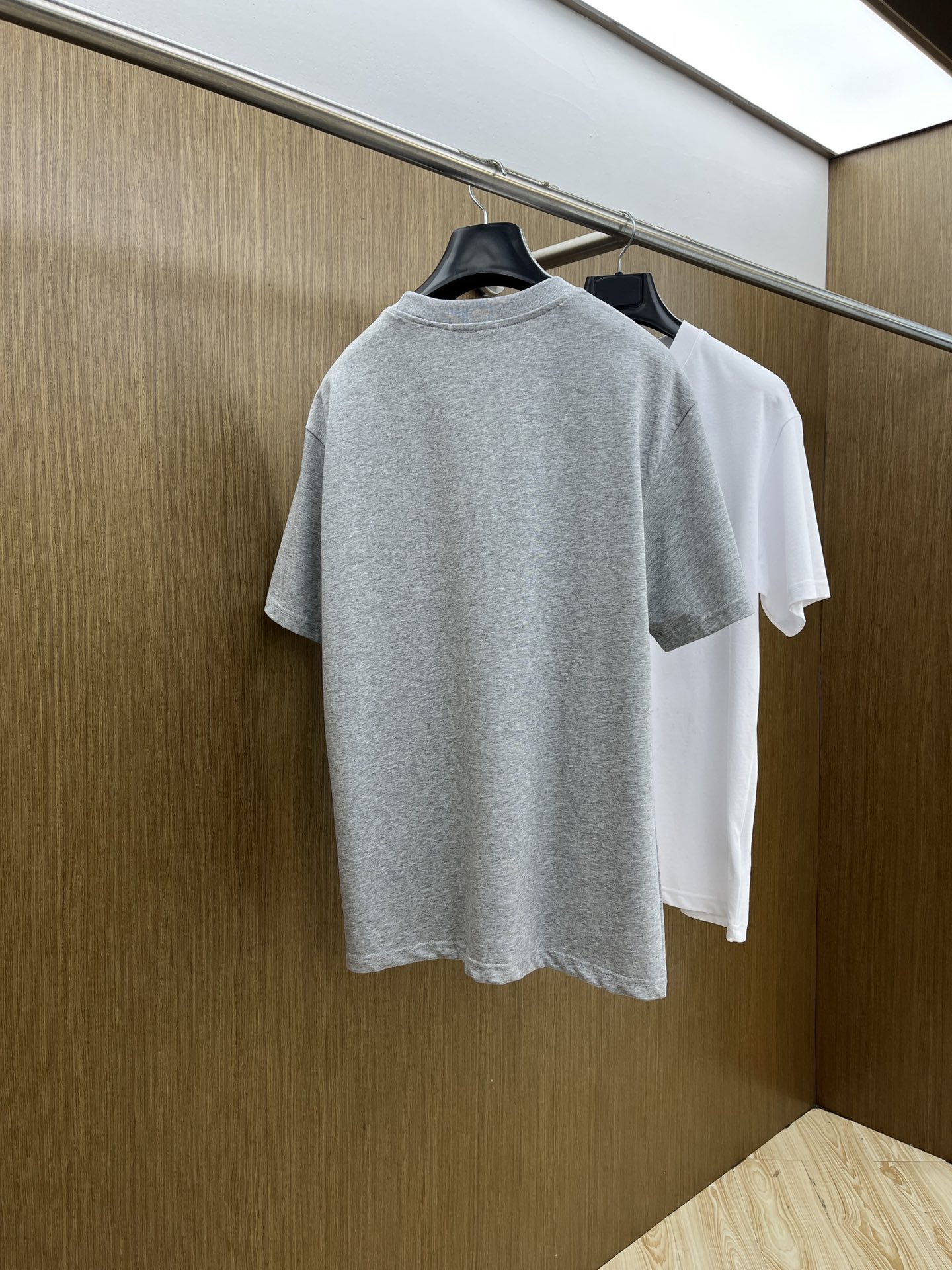 新品 Mon 🔥🔥春夏新款男女同款👫短袖圆领T恤，极具个性高级风，标志logo印花工艺设计！定制纯棉面料