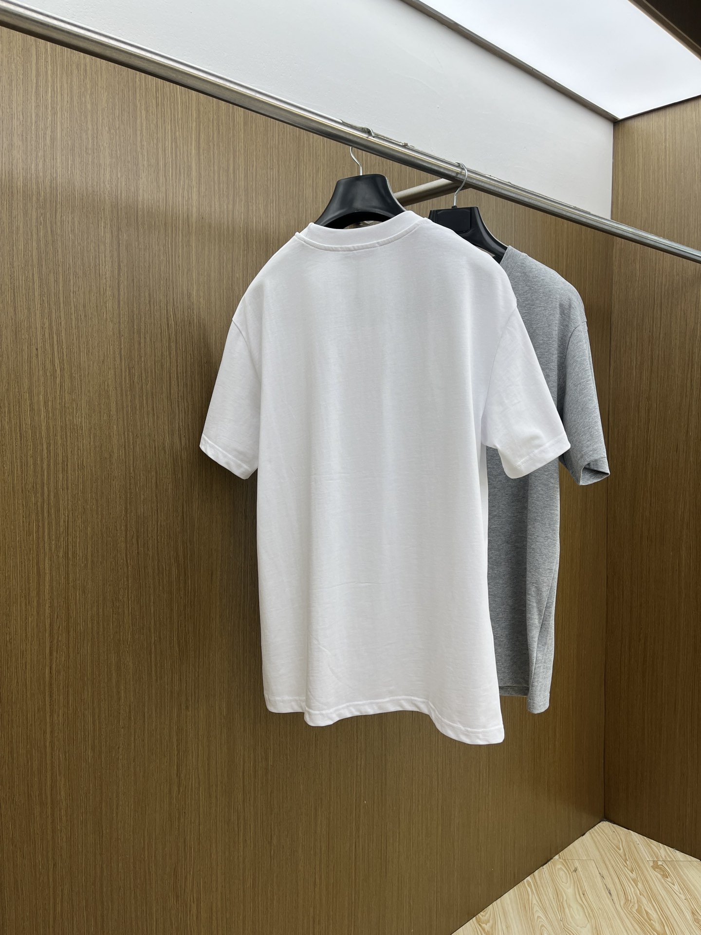 新品 Mon 🔥🔥春夏新款男女同款👫短袖圆领T恤，极具个性高级风，标志logo印花工艺设计！定制纯棉面料