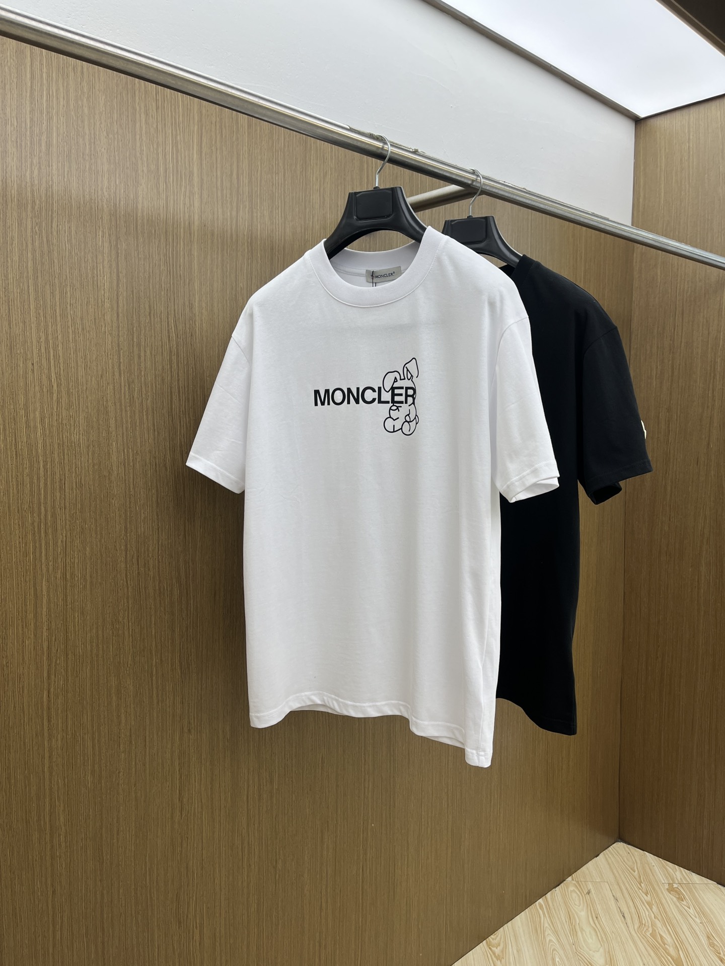 NO:451082,New product Mon Spring and summer new short-sleeved round-neck T-shirt for men and women, with a very high-end style, logo printing craftsmanship design!  Custom made cotton fabric!  A simple and high-end fashion item, a fashion product with very high-end outfit charm, a must-have for fashion trends!  Fzg three standards are complete!  !  Color picture color Size S M L XL Loose style, T-shirt,tees, t-shirt,alexander wang19860909新品 Mon 春夏新款男女同款短袖圆领T恤,极具个性高级风,标志logo印花工艺设计！定制纯棉面料！一款简约高级的时尚单品,穿搭魅力十分高级不俗的时尚产物 ,时尚潮流必备单品！fzg三标齐全！！ 颜色图片颜色 尺码S M L XL 宽松版型,,T-shirt,tees，t-shirt,alexander wang,Men's clothing