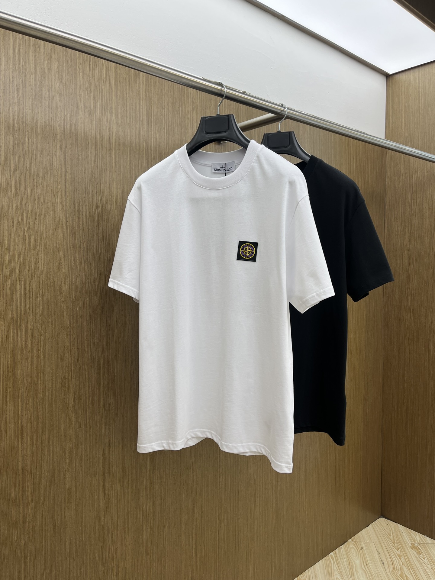 NO:484945,New STO Spring and summer new short-sleeved round-neck T-shirt for men and women, with a very high-end style, logo printing craftsmanship design!  Custom made cotton fabric!  A simple and high-end fashion item, a fashion product with very high-end outfit charm, a must-have for fashion trends!  Fzg three standards are complete!  !  Color picture color Size S M L XL Loose style, T-shirt,tees, t-shirt,alexander wang19860909新品 STO 春夏新款男女同款短袖圆领T恤,极具个性高级风,标志logo印花工艺设计！定制纯棉面料！一款简约高级的时尚单品,穿搭魅力十分高级不俗的时尚产物 ,时尚潮流必备单品！fzg三标齐全！！ 颜色图片颜色 尺码S M L XL 宽松版型,,T-shirt,tees，t-shirt,alexander wang,Men's clothing