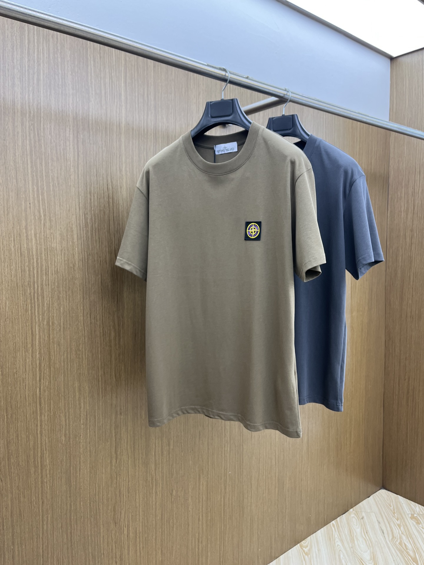 NO:451087,New STO Spring and summer new short-sleeved round-neck T-shirt for men and women, with a very high-end style, logo printing craftsmanship design!  Custom made cotton fabric!  A simple and high-end fashion item, a fashion product with very high-end outfit charm, a must-have for fashion trends!  Fzg three standards are complete!  !  Color picture color Size S M L XL Loose style, T-shirt,tees, t-shirt,alexander wang19860909新品 STO 春夏新款男女同款短袖圆领T恤,极具个性高级风,标志logo印花工艺设计！定制纯棉面料！一款简约高级的时尚单品,穿搭魅力十分高级不俗的时尚产物 ,时尚潮流必备单品！fzg三标齐全！！ 颜色图片颜色 尺码S M L XL 宽松版型,,T-shirt,tees，t-shirt,alexander wang,Men's clothing