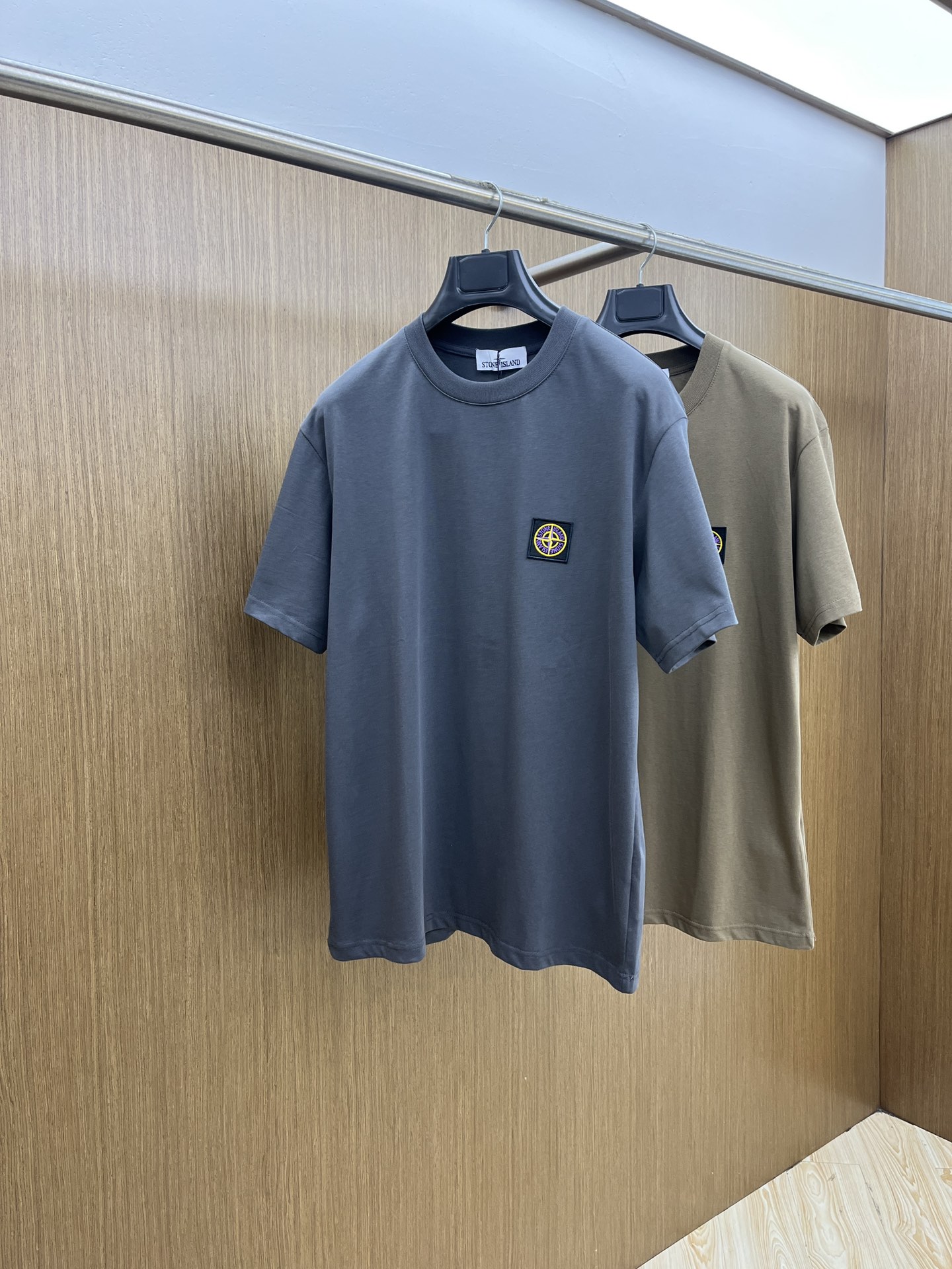 NO:451092,New product STO spring and summer new short-sleeved round-neck T-shirt for men and women, with a very high-end style, logo printing craftsmanship design!  Custom made cotton fabric!  A simple and high-end fashion item, a fashion product with very high-end outfit charm, a must-have for fashion trends!  Fzg three standards are complete!  !  Color picture color Size S M L XL Loose style, T-shirt,tees, t-shirt,alexander wang19860909新品 STO春夏新款男女同款短袖圆领T恤,极具个性高级风,标志logo印花工艺设计！定制纯棉面料！一款简约高级的时尚单品,穿搭魅力十分高级不俗的时尚产物 ,时尚潮流必备单品！fzg三标齐全！！ 颜色图片颜色 尺码S M L XL 宽松版型,,T-shirt,tees，t-shirt,alexander wang,Men's clothing