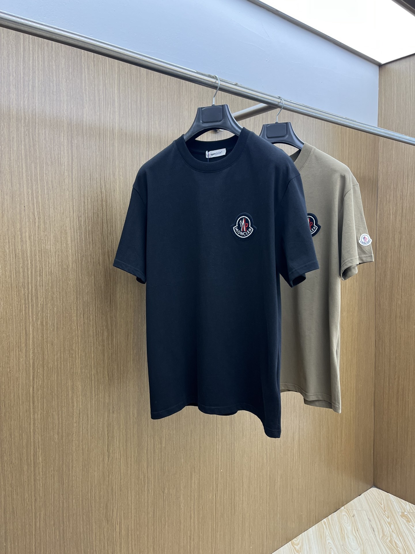 新品 Mon 🔥🔥春夏新款男女同款👫短袖圆领T恤，极具个性高级风，标志logo印花工艺设计！定制纯棉面料