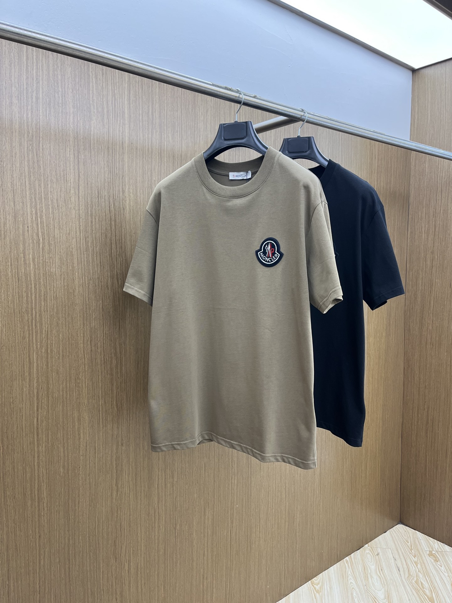 新品 Mon 🔥🔥春夏新款男女同款👫短袖圆领T恤，极具个性高级风，标志logo印花工艺设计！定制纯棉面料