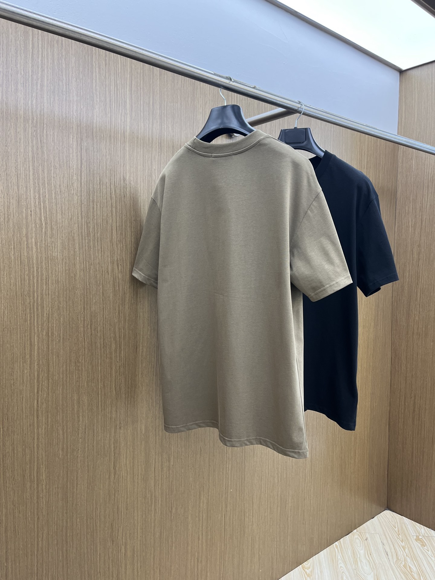 新品 Mon 🔥🔥春夏新款男女同款👫短袖圆领T恤，极具个性高级风，标志logo印花工艺设计！定制纯棉面料