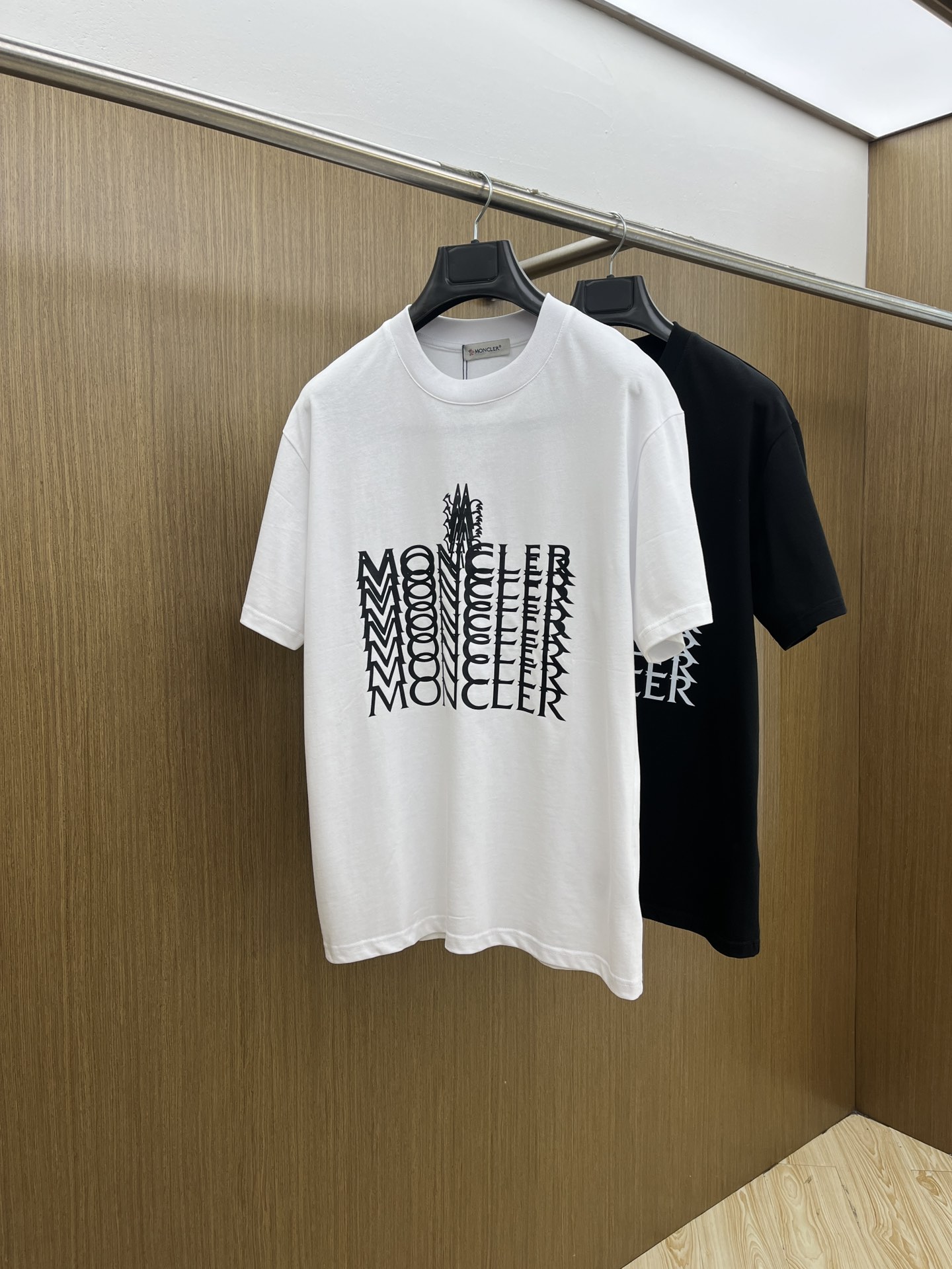 NO:451097,New product Mon Spring and summer new short-sleeved round-neck T-shirt for men and women, with a very high-end style, logo printing craftsmanship design!  Custom made cotton fabric!  A simple and high-end fashion item, a fashion product with very high-end outfit charm, a must-have for fashion trends!  Fzg three standards are complete!  !  Color picture color Size S M L XL Loose style, T-shirt,tees, t-shirt,alexander wang19860909新品 Mon 春夏新款男女同款短袖圆领T恤,极具个性高级风,标志logo印花工艺设计！定制纯棉面料！一款简约高级的时尚单品,穿搭魅力十分高级不俗的时尚产物 ,时尚潮流必备单品！fzg三标齐全！！ 颜色图片颜色 尺码S M L XL 宽松版型,,T-shirt,tees，t-shirt,alexander wang,Men's clothing