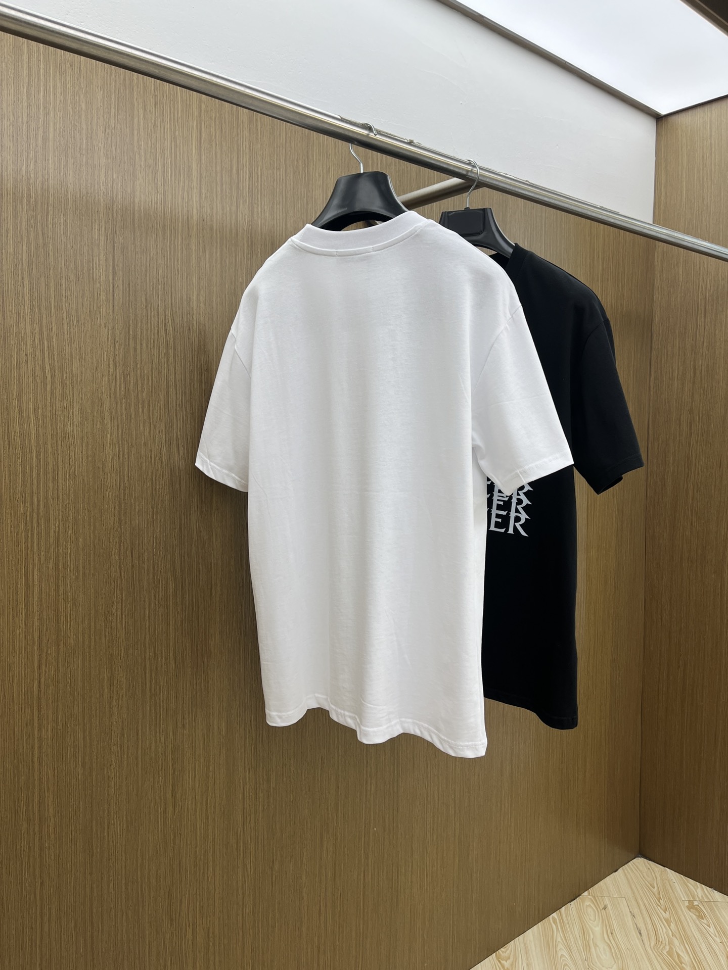 新品 Mon 🔥🔥春夏新款男女同款👫短袖圆领T恤，极具个性高级风，标志logo印花工艺设计！定制纯棉面料