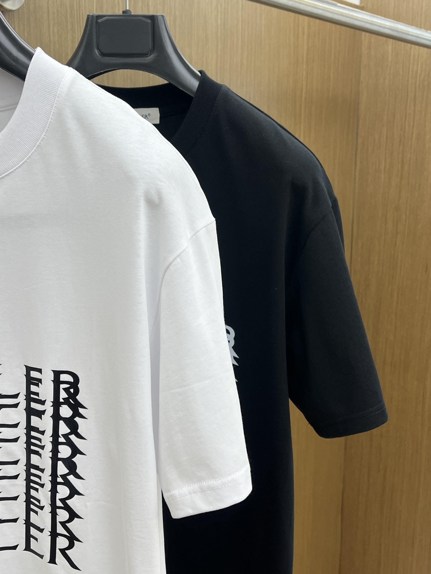 新品 Mon 🔥🔥春夏新款男女同款👫短袖圆领T恤，极具个性高级风，标志logo印花工艺设计！定制纯棉面料