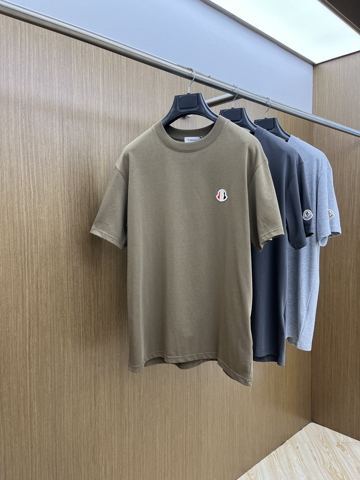 新品 Mon 🔥🔥春夏新款男女同款👫短袖圆领T恤，极具个性高级风，标志logo印花工艺设计！定制纯棉面料