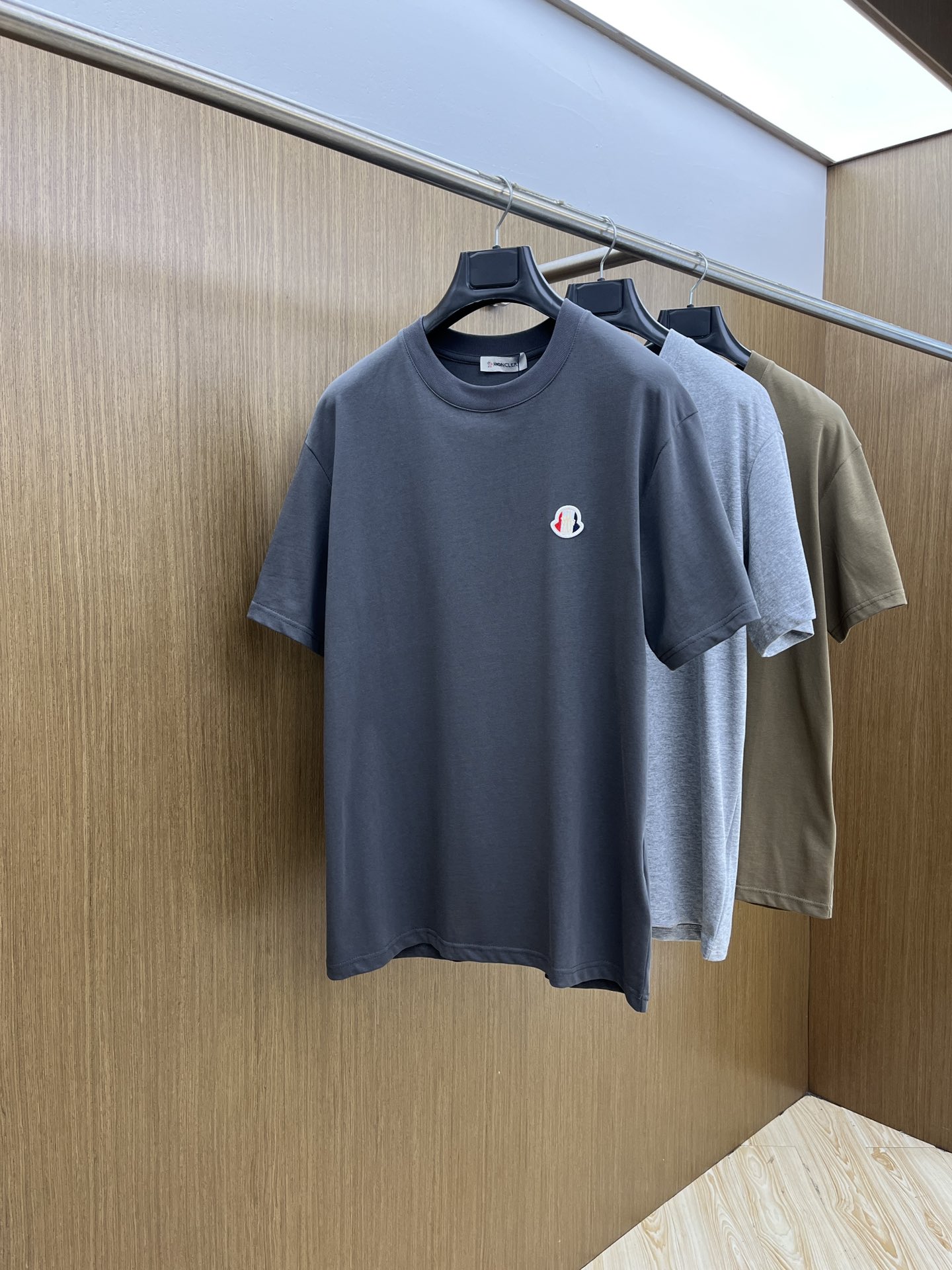 新品 Mon 🔥🔥春夏新款男女同款👫短袖圆领T恤，极具个性高级风，标志logo印花工艺设计！定制纯棉面料