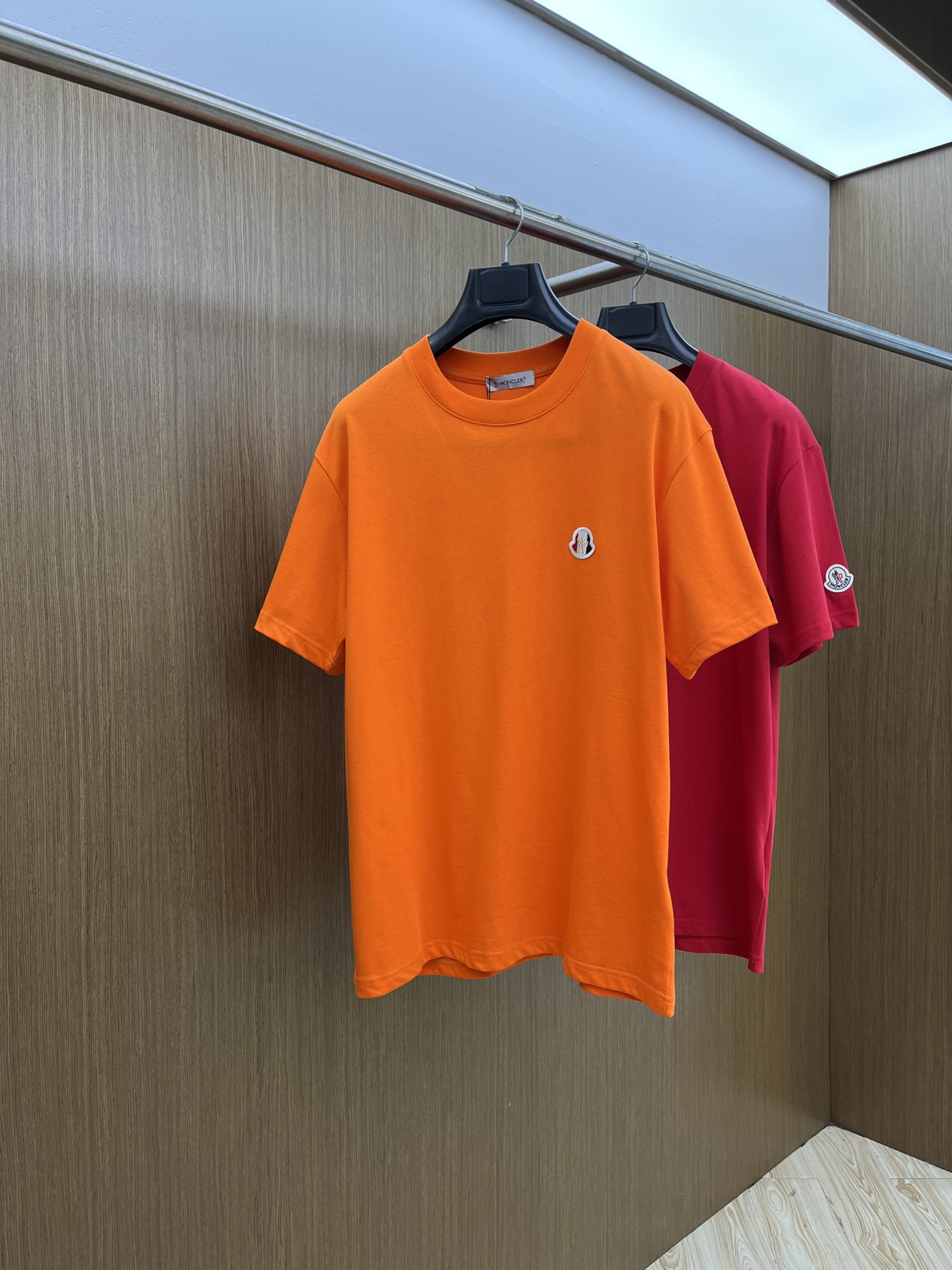 NO:452912,New product Mon Spring and summer new short-sleeved round-neck T-shirt for men and women, with a very high-end style, logo printing craftsmanship design!  Custom made cotton fabric!  A simple and high-end fashion item, a fashion product with very high-end outfit charm, a must-have for fashion trends!  Fzg three standards are complete!  !  Color picture color Size S M L XL Loose style, T-shirt,tees, t-shirt,alexander wang19860909新品 Mon 春夏新款男女同款短袖圆领T恤,极具个性高级风,标志logo印花工艺设计！定制纯棉面料！一款简约高级的时尚单品,穿搭魅力十分高级不俗的时尚产物 ,时尚潮流必备单品！fzg三标齐全！！ 颜色图片颜色 尺码S M L XL 宽松版型,,T-shirt,tees，t-shirt,alexander wang,Men's clothing