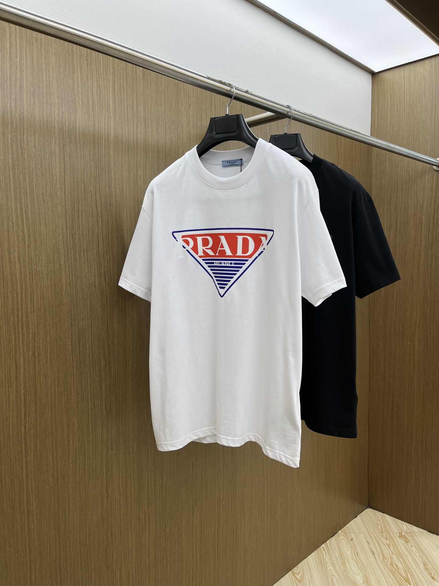 新品 PD 🔥🔥春夏新款男女同款👫短袖圆领T恤，极具个性高级风，标志logo印花工艺设计！定制纯棉面料！
