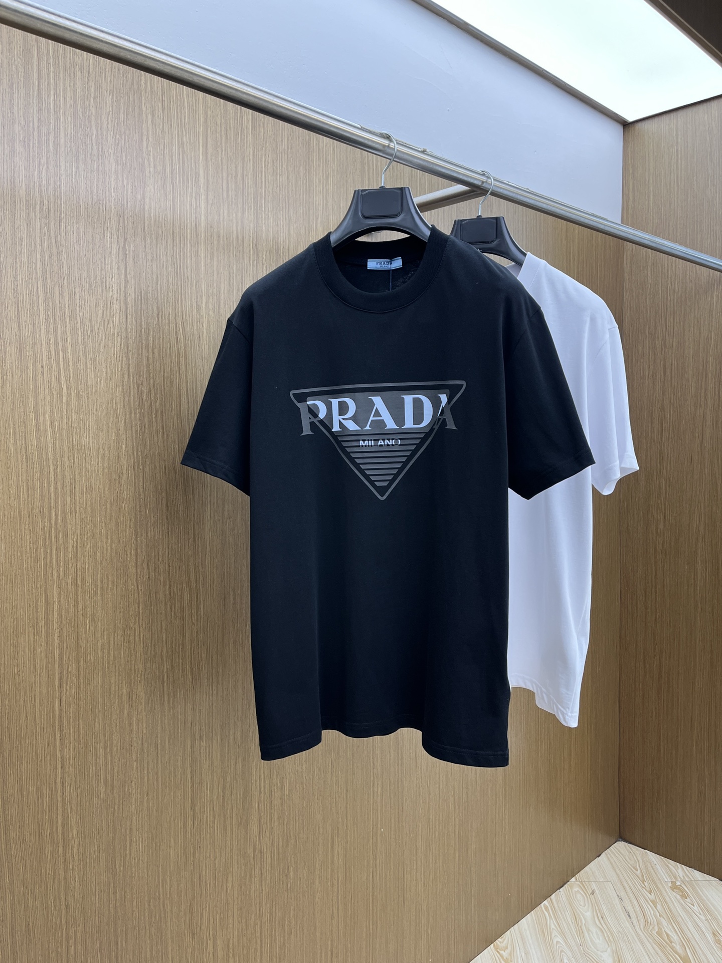 NO:452918,New product PD Spring and summer new short-sleeved round-neck T-shirt for men and women, with a very high-end style, logo printing craftsmanship design!  Custom made cotton fabric!  A simple and high-end fashion item, a fashion product with very high-end outfit charm, a must-have for fashion trends!  Fzg three standards are complete!  !  Color picture color Size S M L XL Loose style, T-shirt,tees, t-shirt,alexander wang19860909新品 PD 春夏新款男女同款短袖圆领T恤,极具个性高级风,标志logo印花工艺设计！定制纯棉面料！一款简约高级的时尚单品,穿搭魅力十分高级不俗的时尚产物 ,时尚潮流必备单品！fzg三标齐全！！ 颜色图片颜色 尺码S M L XL 宽松版型,,T-shirt,tees，t-shirt,alexander wang,Men's clothing