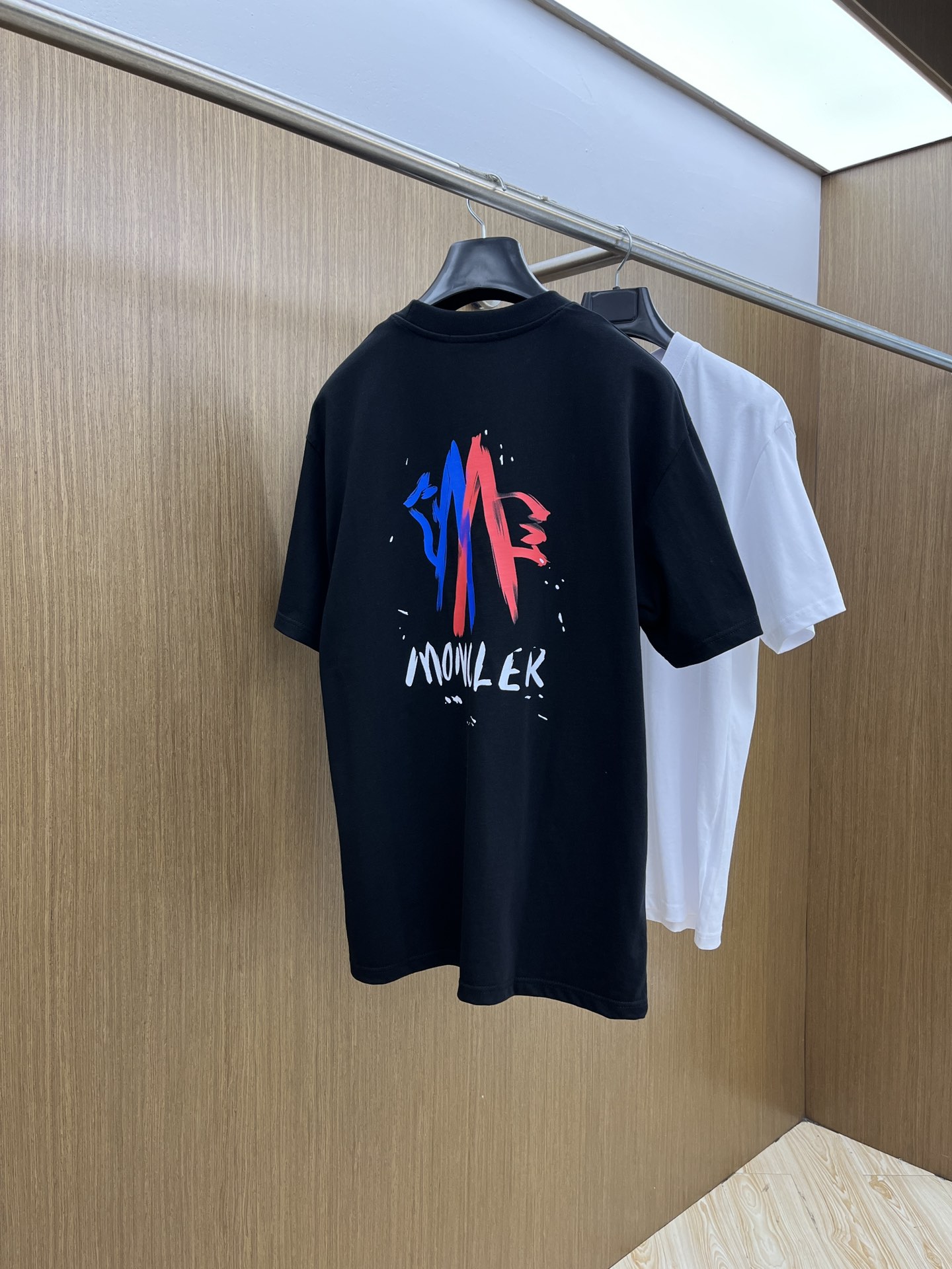 新品 Mon 🔥🔥春夏新款男女同款👫短袖圆领T恤，极具个性高级风，标志logo印花工艺设计！定制纯棉面料