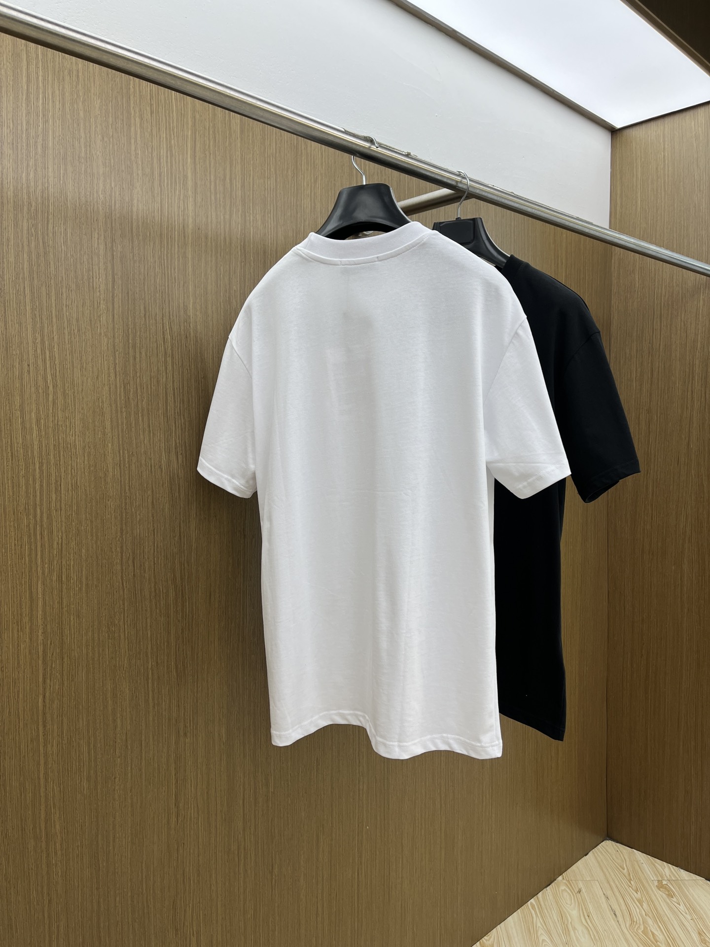 新品 Mon 🔥🔥春夏新款男女同款👫短袖圆领T恤，极具个性高级风，标志logo印花工艺设计！定制纯棉面料