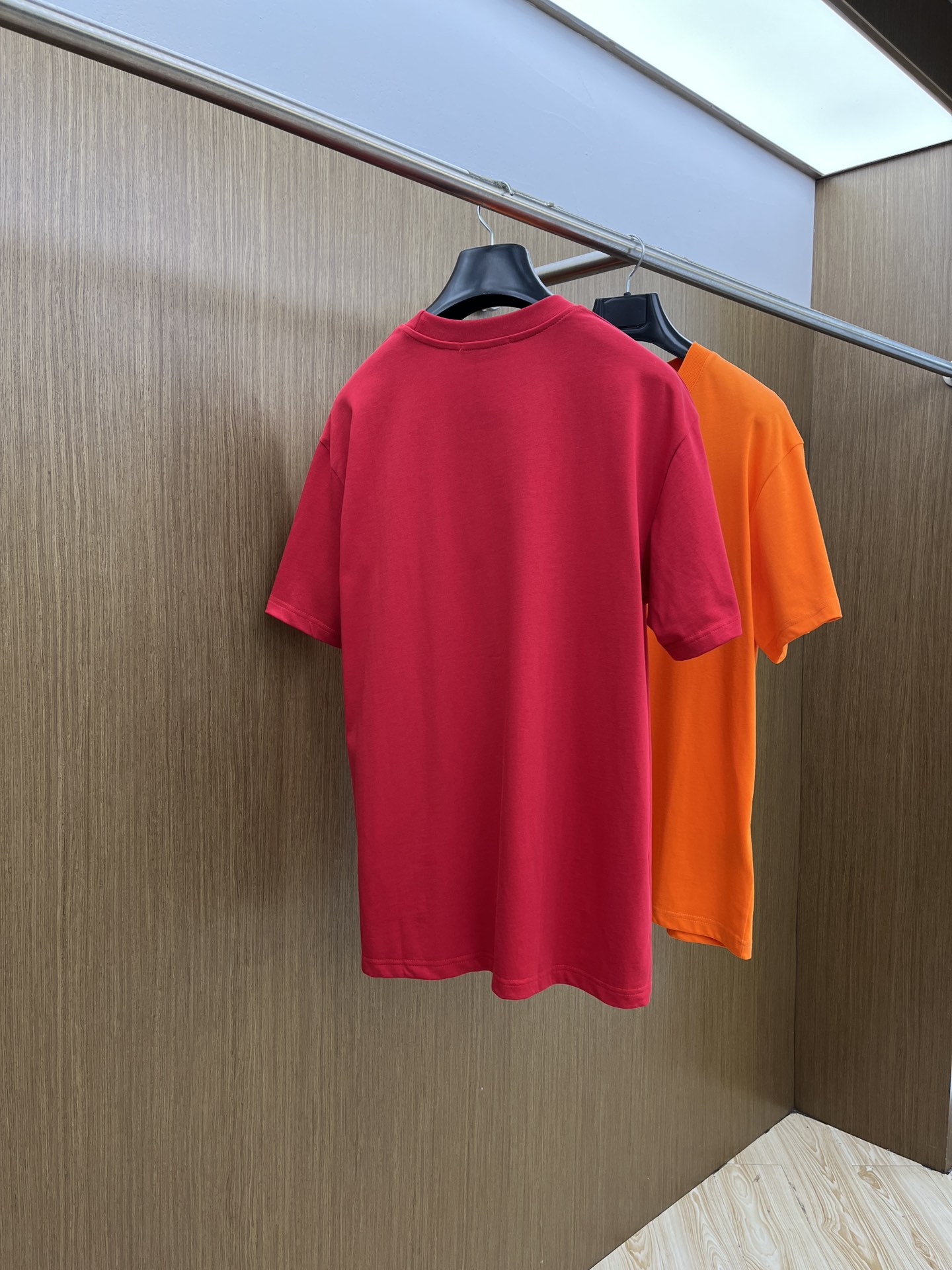 新品 Mon 🔥🔥春夏新款男女同款👫短袖圆领T恤，极具个性高级风，标志logo印花工艺设计！定制纯棉面料