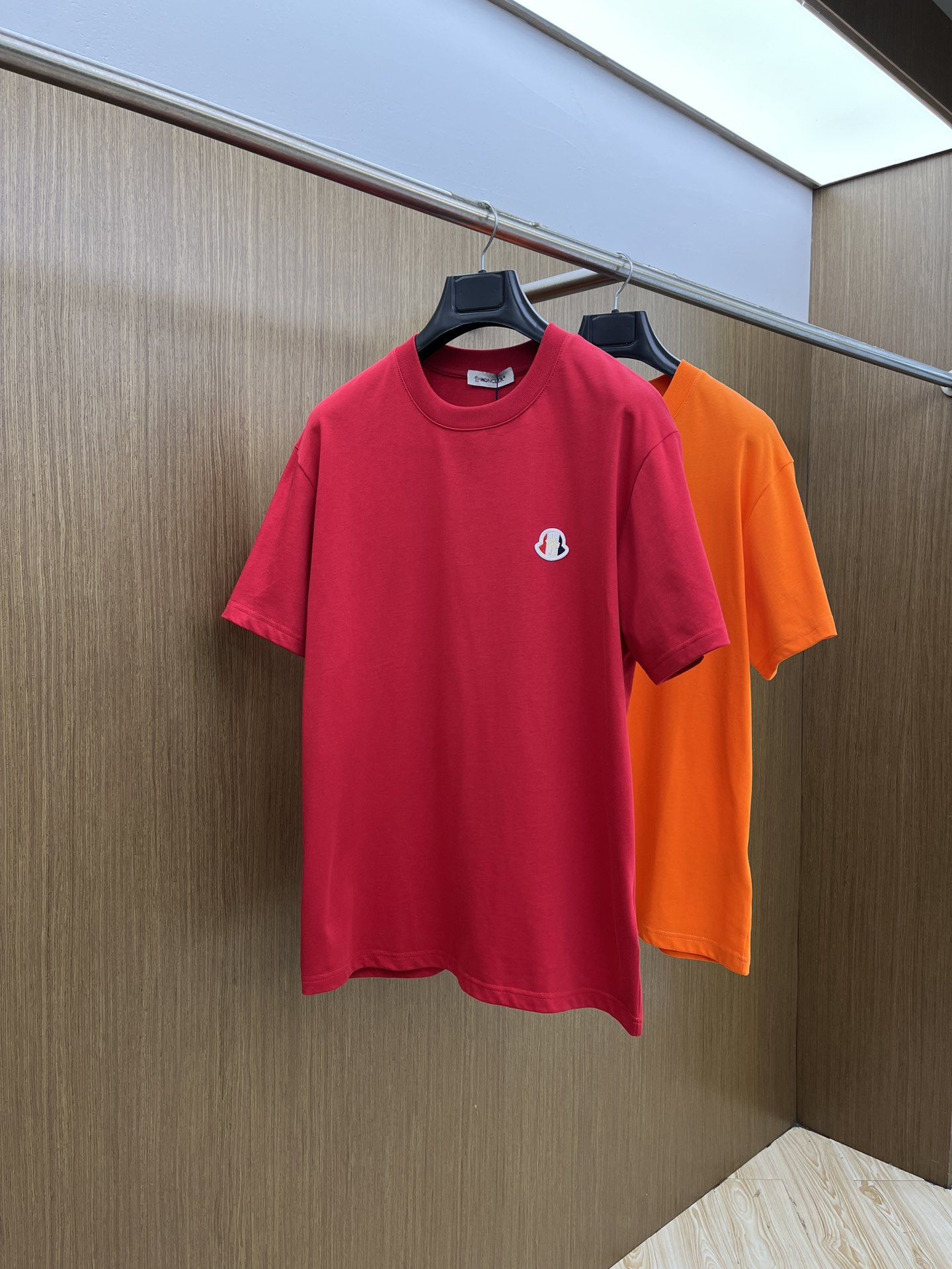 NO:452922,New product Mon Spring and summer new short-sleeved round-neck T-shirt for men and women, with a very high-end style, logo printing craftsmanship design!  Custom made cotton fabric!  A simple and high-end fashion item, a fashion product with very high-end outfit charm, a must-have for fashion trends!  Fzg three standards are complete!  !  Color picture color Size S M L XL Loose style, T-shirt,tees, t-shirt,alexander wang19860909新品 Mon 春夏新款男女同款短袖圆领T恤,极具个性高级风,标志logo印花工艺设计！定制纯棉面料！一款简约高级的时尚单品,穿搭魅力十分高级不俗的时尚产物 ,时尚潮流必备单品！fzg三标齐全！！ 颜色图片颜色 尺码S M L XL 宽松版型,,T-shirt,tees，t-shirt,alexander wang,Men's clothing