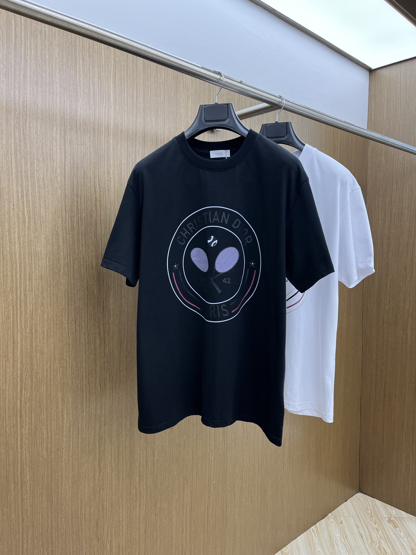 NO:452927,New product CD Spring and summer new short-sleeved round-neck T-shirt for men and women, with a very high-end style, logo printing craftsmanship design!  Custom made cotton fabric!  A simple and high-end fashion item, a fashion product with very high-end outfit charm, a must-have for fashion trends!  Fzg three standards are complete!  !  Color picture color Size S M L XL Loose style, T-shirt,tees, t-shirt,alexander wang19860909新品 CD 春夏新款男女同款短袖圆领T恤,极具个性高级风,标志logo印花工艺设计！定制纯棉面料！一款简约高级的时尚单品,穿搭魅力十分高级不俗的时尚产物 ,时尚潮流必备单品！fzg三标齐全！！ 颜色图片颜色 尺码S M L XL 宽松版型,,T-shirt,tees，t-shirt,alexander wang,Men's clothing