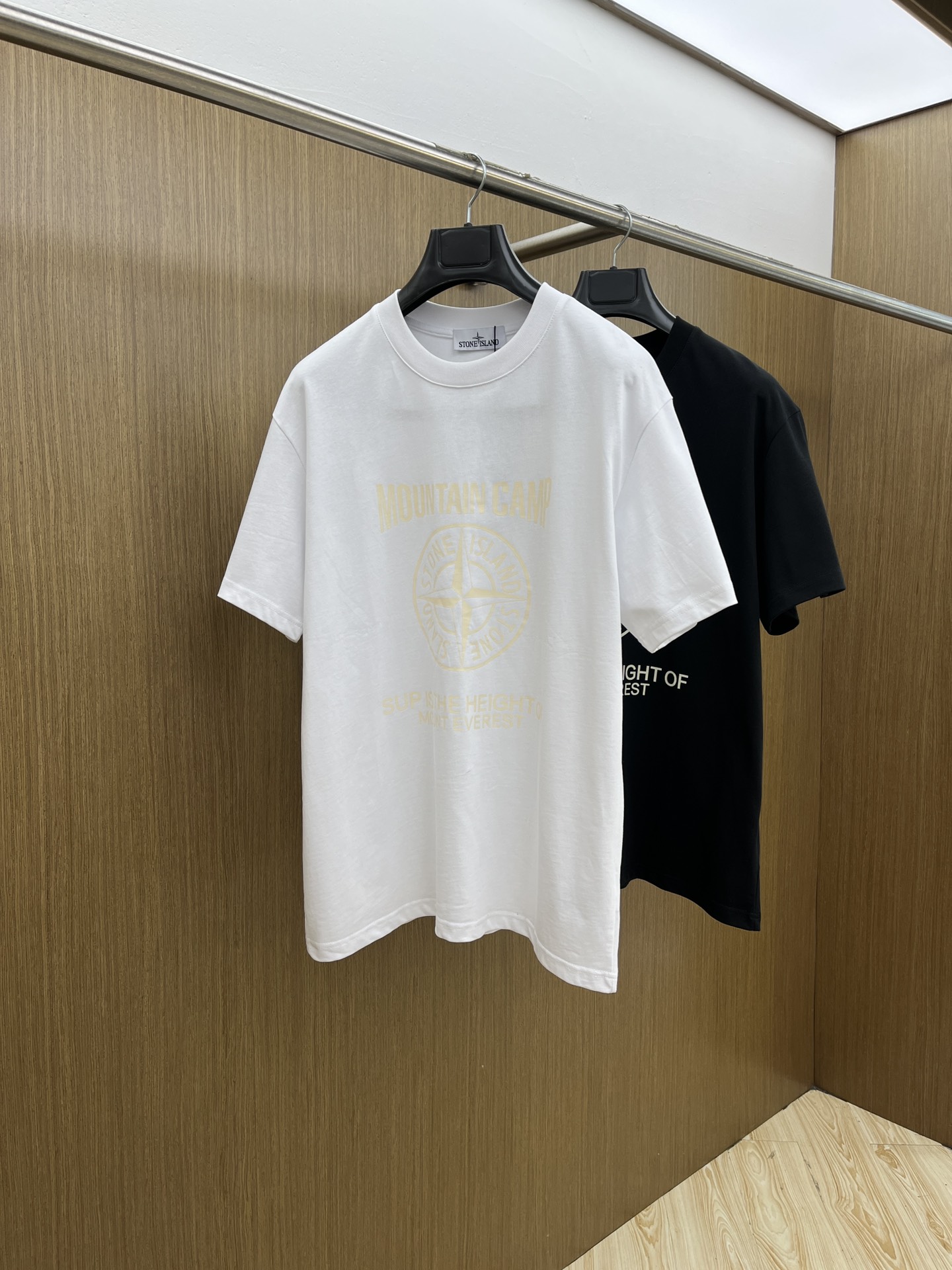 NO:452933,New product STO spring and summer new short-sleeved round-neck T-shirt for men and women, with a very high-end style, logo printing craftsmanship design!  Custom made cotton fabric!  A simple and high-end fashion item, a fashion product with very high-end outfit charm, a must-have for fashion trends!  Fzg three standards are complete!  !  Color picture color Size S M L XL Loose style, T-shirt,tees, t-shirt,alexander wang19860909新品 STO春夏新款男女同款短袖圆领T恤,极具个性高级风,标志logo印花工艺设计！定制纯棉面料！一款简约高级的时尚单品,穿搭魅力十分高级不俗的时尚产物 ,时尚潮流必备单品！fzg三标齐全！！ 颜色图片颜色 尺码S M L XL 宽松版型,,T-shirt,tees，t-shirt,alexander wang,Men's clothing