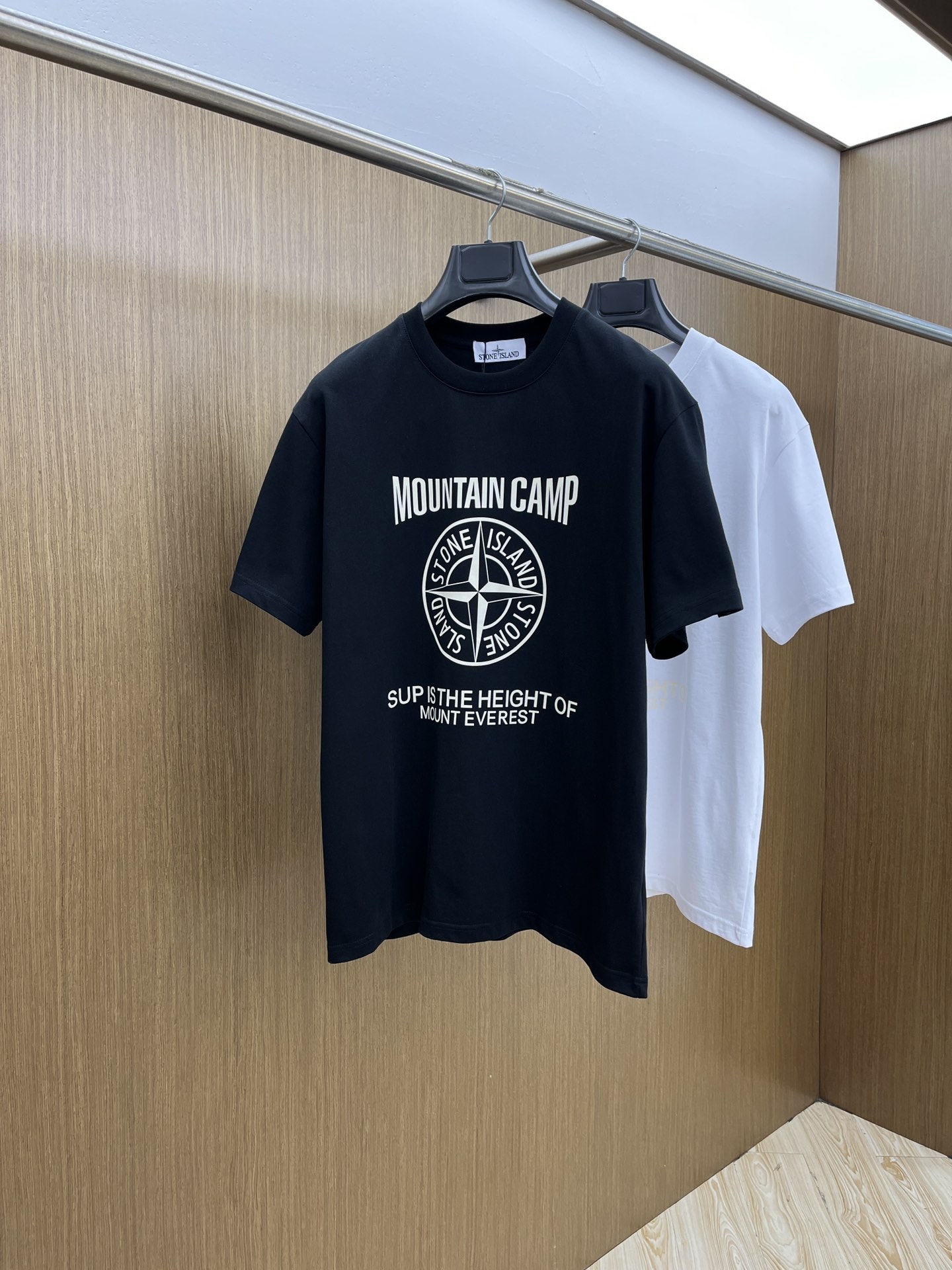 NO:452938,New STO Spring and summer new short-sleeved round-neck T-shirt for men and women, with a very high-end style, logo printing craftsmanship design!  Custom made cotton fabric!  A simple and high-end fashion item, a fashion product with very high-end outfit charm, a must-have for fashion trends!  Fzg three standards are complete!  !  Color picture color Size S M L XL Loose style, T-shirt,tees, t-shirt,alexander wang19860909新品 STO 春夏新款男女同款短袖圆领T恤,极具个性高级风,标志logo印花工艺设计！定制纯棉面料！一款简约高级的时尚单品,穿搭魅力十分高级不俗的时尚产物 ,时尚潮流必备单品！fzg三标齐全！！ 颜色图片颜色 尺码S M L XL 宽松版型,,T-shirt,tees，t-shirt,alexander wang,Men's clothing