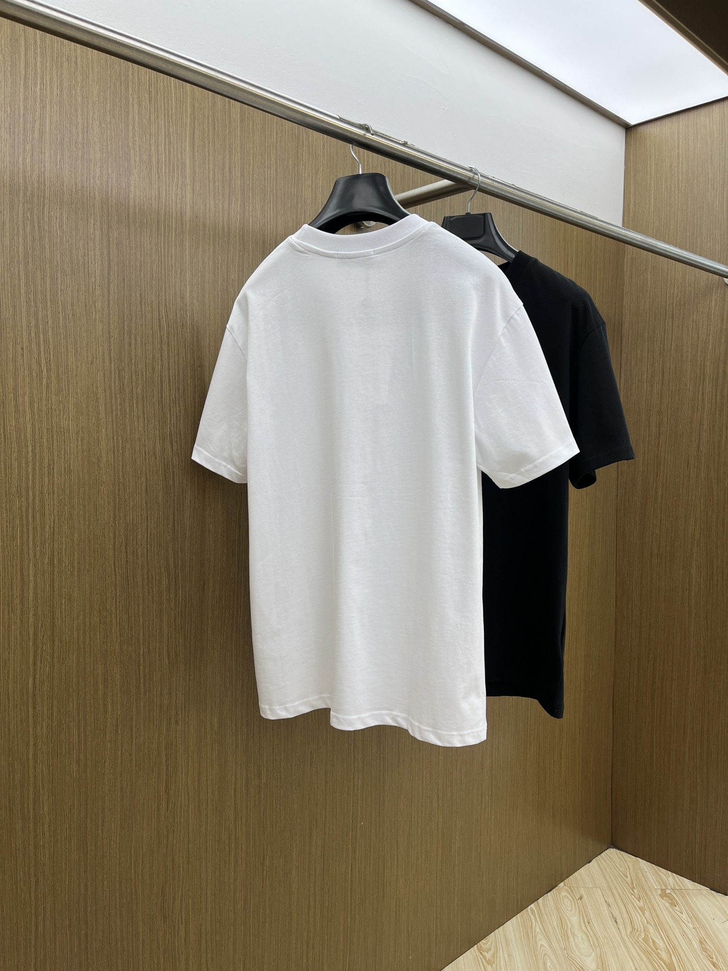 新品 Mon 🔥🔥春夏新款男女同款👫短袖圆领T恤，极具个性高级风，标志logo印花工艺设计！定制纯棉面料