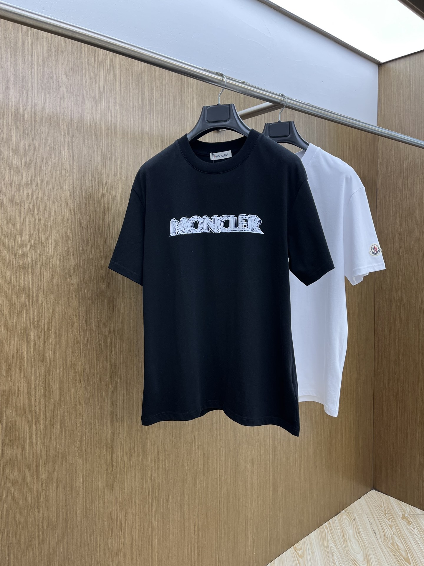 NO:452943,New product Mon Spring and summer new short-sleeved round-neck T-shirt for men and women, with a very high-end style, logo printing craftsmanship design!  Custom made cotton fabric!  A simple and high-end fashion item, a fashion product with very high-end outfit charm, a must-have for fashion trends!  Fzg three standards are complete!  !  Color picture color Size S M L XL Loose style, T-shirt,tees, t-shirt,alexander wang19860909新品 Mon 春夏新款男女同款短袖圆领T恤,极具个性高级风,标志logo印花工艺设计！定制纯棉面料！一款简约高级的时尚单品,穿搭魅力十分高级不俗的时尚产物 ,时尚潮流必备单品！fzg三标齐全！！ 颜色图片颜色 尺码S M L XL 宽松版型,,T-shirt,tees，t-shirt,alexander wang,Men's clothing