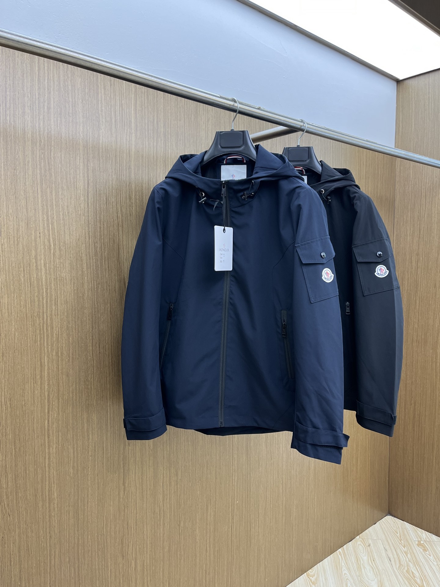 NO:452948,Mon early spring new counter with the same hooded casual jacket, both business and casual!  The fabric is made of polyester fiber windproof and waterproof fabric, with inner polyester fiber lining. The left-hand brand shows the luxury of the brand, exquisite and exquisite craftsmanship, waterproof and breathable, soft and delicate. It is stylish, customized hardware, special mold opening and customization of slider, very neat, knotting a series of small-detail craftsmanship applications, trademark tags, all of which should be complete, trading company perfect goods must be high-end people, original hardware and auxiliary materials are complete, enter and exit the counter at will, wt buy with confidence. Color black blue Size M-L-XL-XXL-3XL,, jackets & coats,hats,alexander wang19860909Mon 年早春新款专柜同款连帽休闲夹克,商务休闲两不误！面料采用聚酯纤维防风防水面料,内里聚酯纤维内衬,左手品牌彰显品牌奢华,工艺精湛考究,防水透气,柔软细腻.且有型,定做五金,拉头特殊开模定制,做工方面走线,非常工整,套结一系列小细节工艺的应用, 商标 吊牌,一应具全,贸易公司完美货品高端人士必备单品,原厂五金辅料三标齐全,随意出入专柜,wt放心购买. 颜色黑色 蓝色 尺码M-L-XL-XXL-3XL,,jackets & coats,hats,alexander wang,Men's clothing