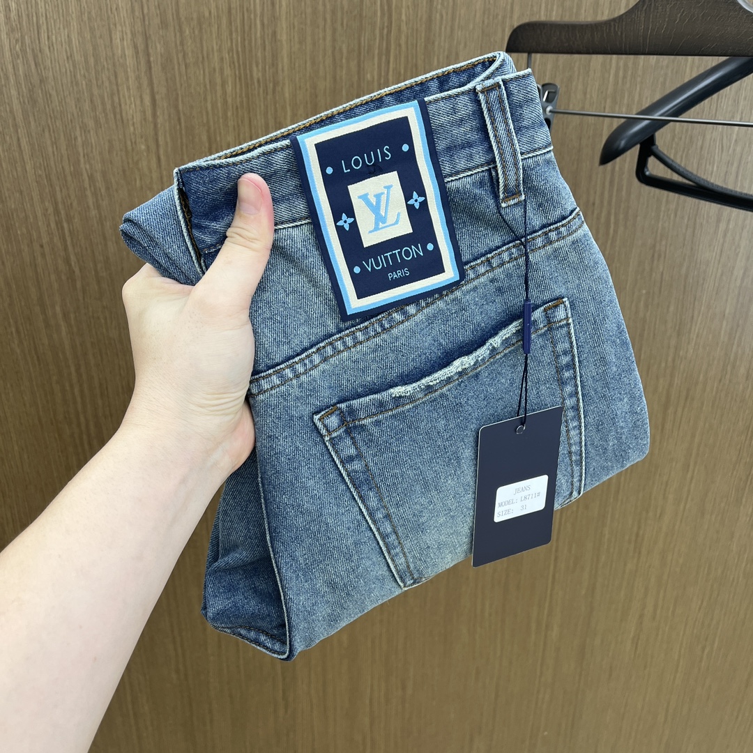 NO:481462,New products LV high-end customization, the latest jeans in early spring 2025, are released simultaneously on the counter, original custom reproduction, customer-supplied hardware and accessories, original quality, imported denim fabric heavy-duty washing, boutique leather brand, fine workmanship wiring, excellent upper body!  FAM preferred single product number 30-38 no 35.37, louis vuitton, jeans, alexander wang19860909新品 LV 高端定制、2025早春最新款牛仔裤 柜台同步发售 原版定制复刻 客供五金辅料 原单品质 进口牛仔面料重工洗水 精品皮牌 做工走线精细 上身绝佳！fam优选单品 码数30-38无35.37,,louis vuitton,jeans,alexander wang,Men's clothing