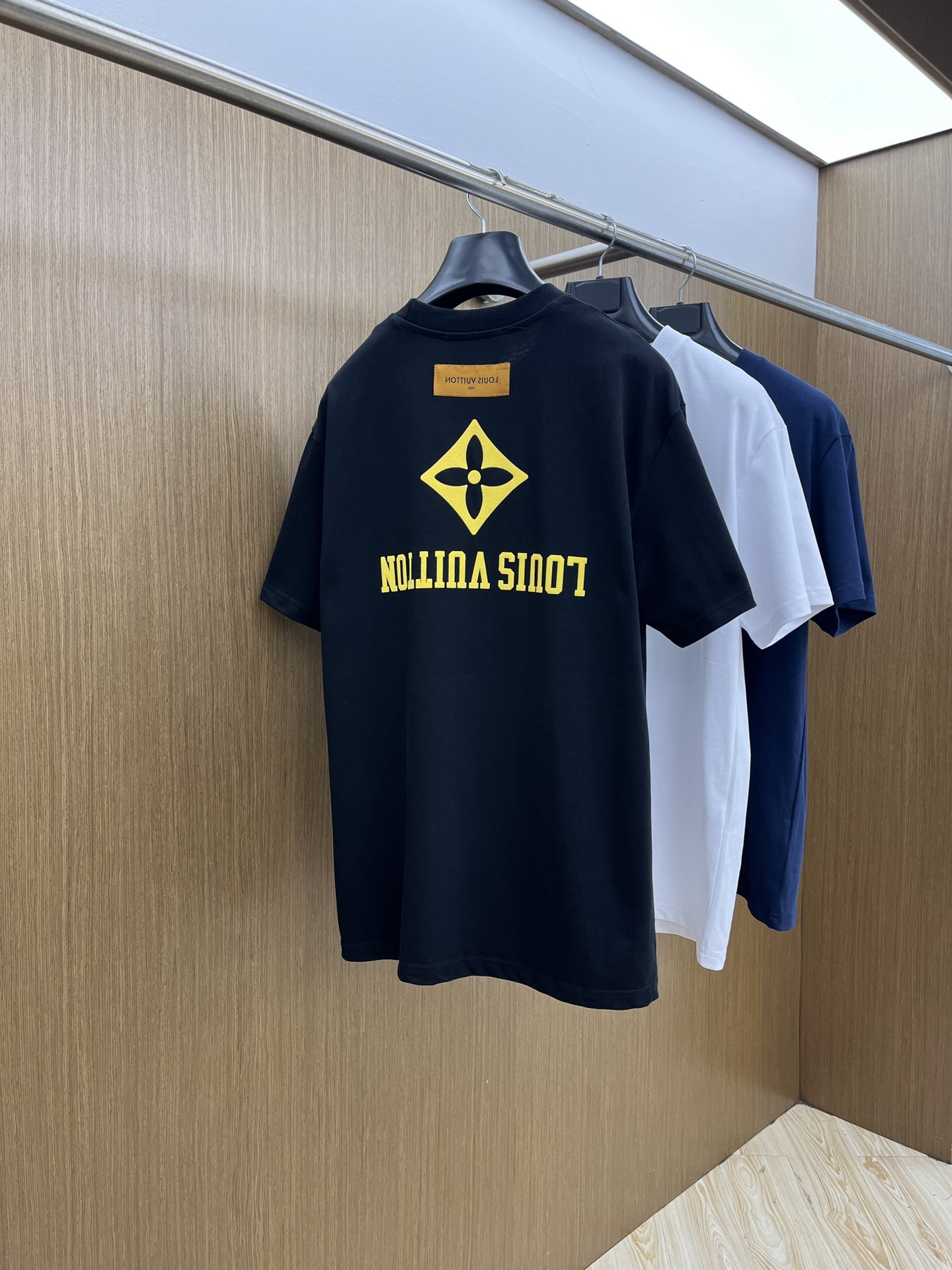 新品 Lv 🔥🔥春夏新款男女同款👫短袖圆领T恤，极具个性高级风，标志logo印花工艺设计！定制纯棉面料！