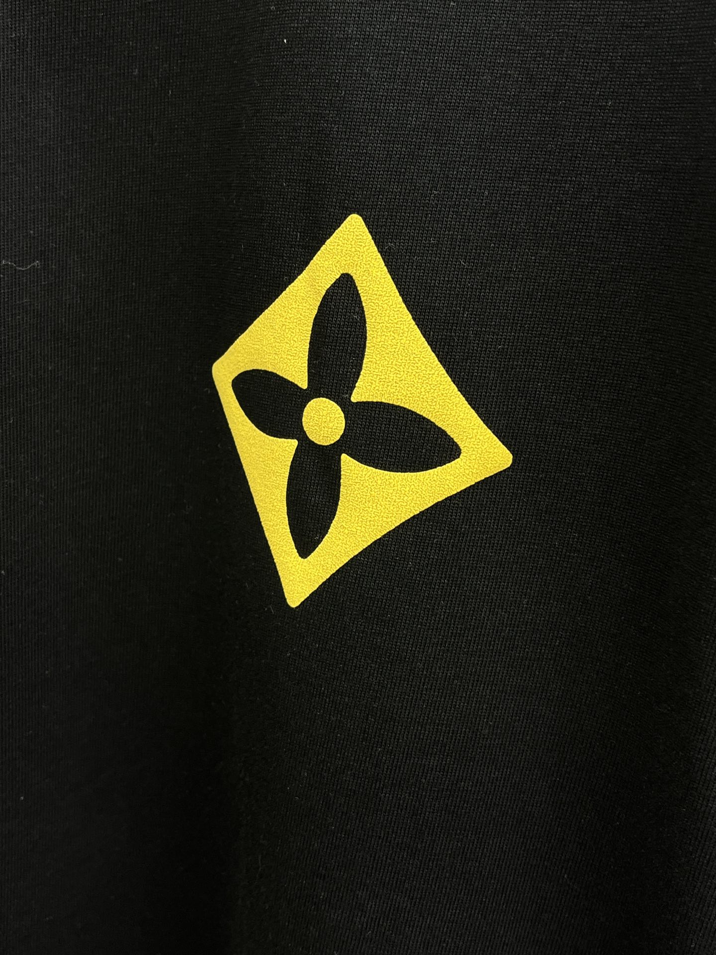 新品 Lv 🔥🔥春夏新款男女同款👫短袖圆领T恤，极具个性高级风，标志logo印花工艺设计！定制纯棉面料！