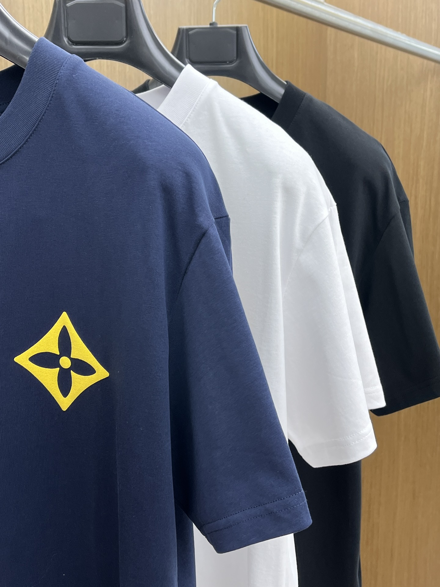 新品 LV 🔥🔥春夏新款男女同款👫短袖圆领T恤，极具个性高级风，标志logo印花工艺设计！定制纯棉面料！