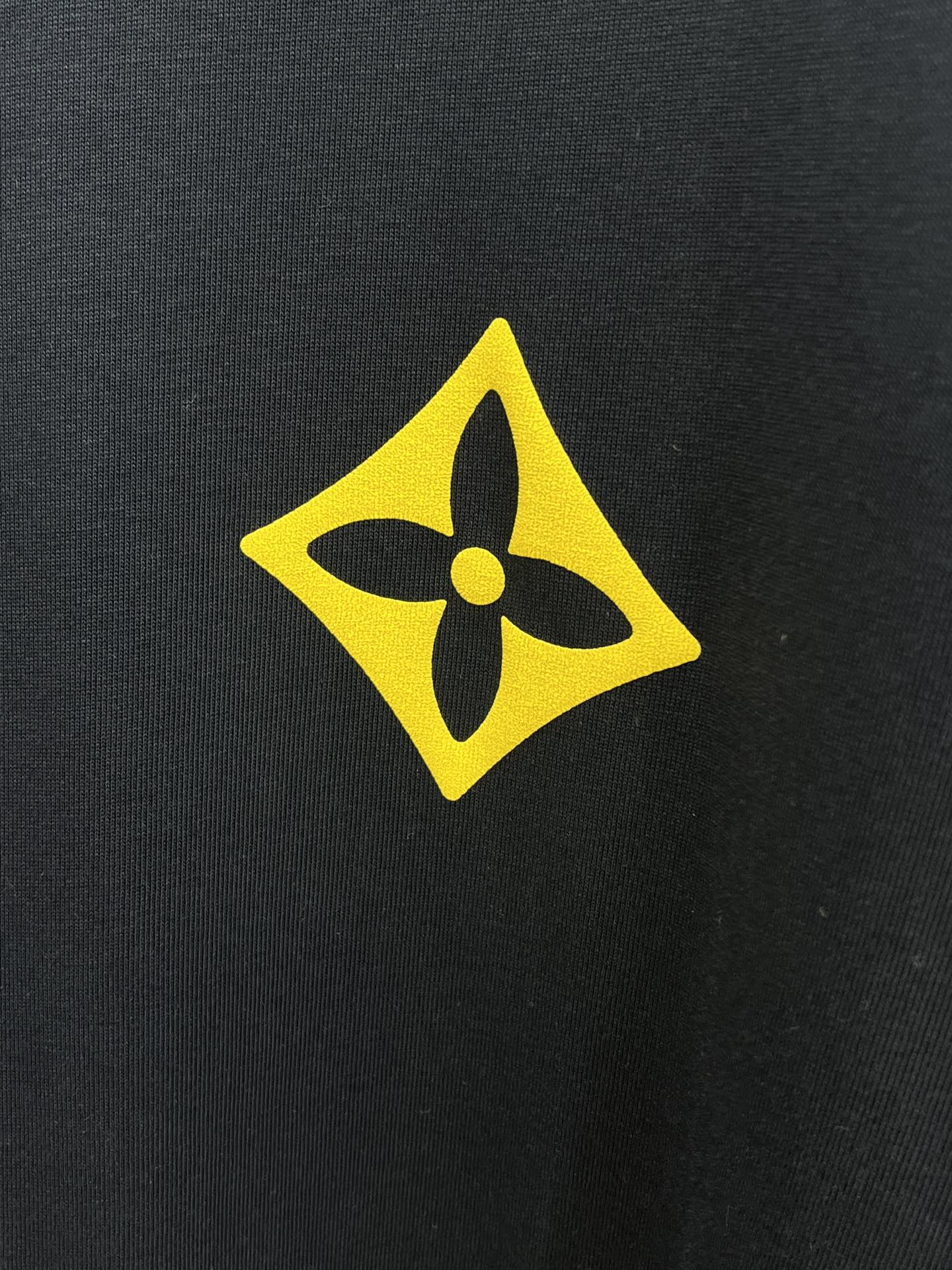 新品 LV 🔥🔥春夏新款男女同款👫短袖圆领T恤，极具个性高级风，标志logo印花工艺设计！定制纯棉面料！